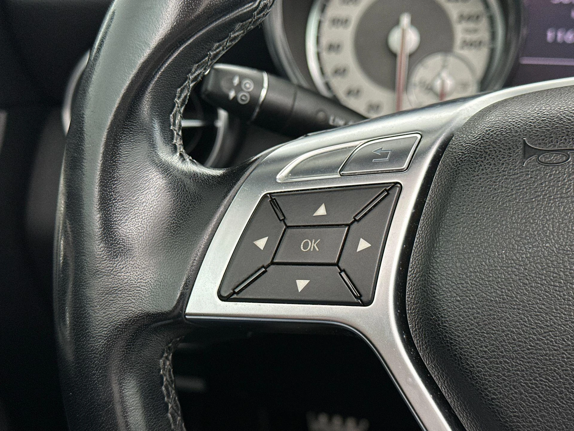 Mercedes-Benz-SLK-image-13