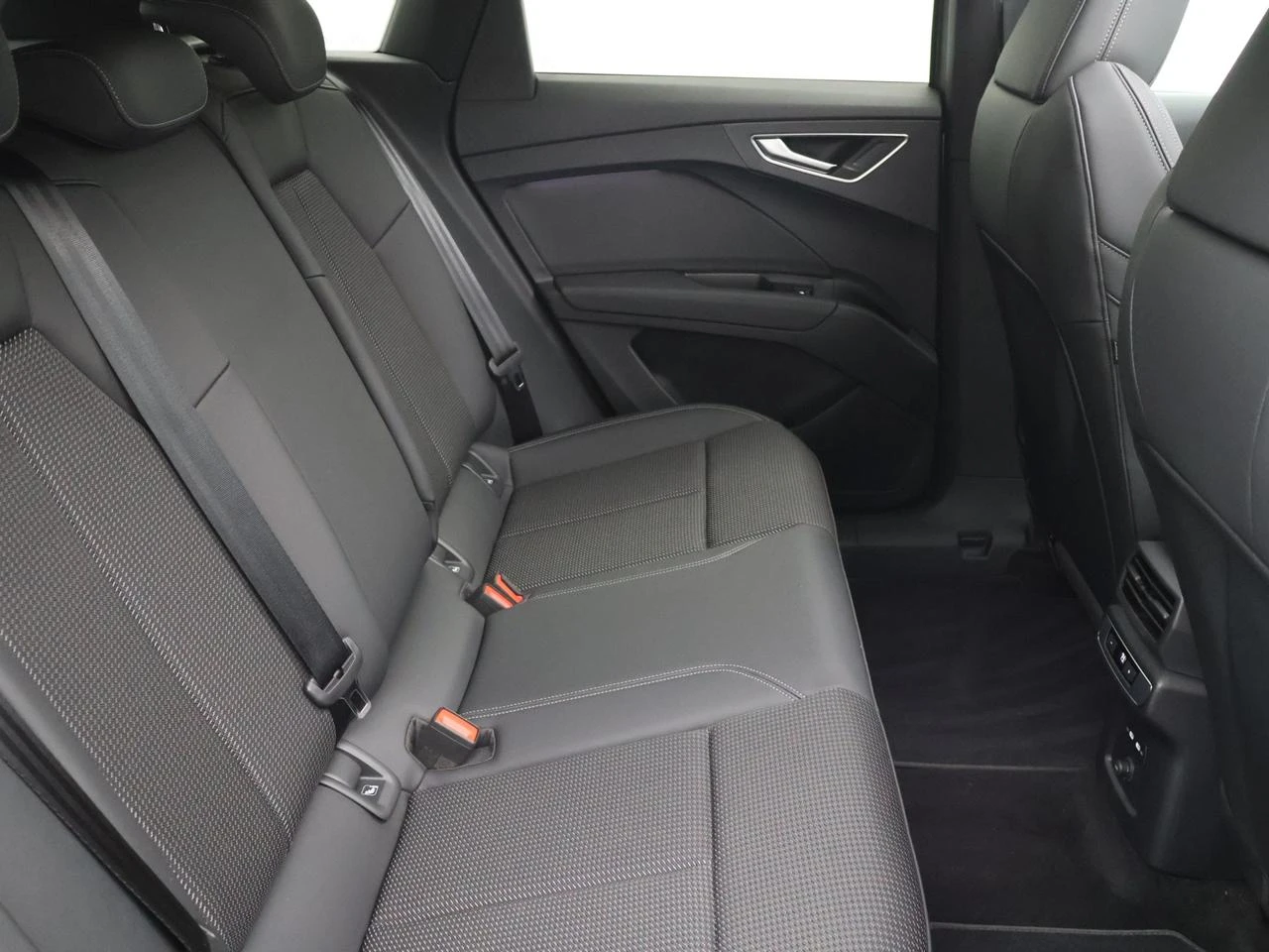 Audi Q4 e-tron Audi Q4 3X S LINE Corporate S 45 e-tron 286PK *AUTOMAAT*LEDER*PANODAK*TREKHAAK*SPORTZETELS*CAMERA*ACC*PDC*...*