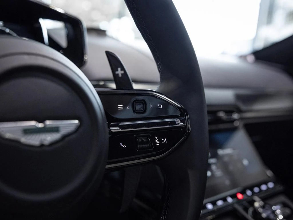 Aston Martin-V8 Vantage-image-25