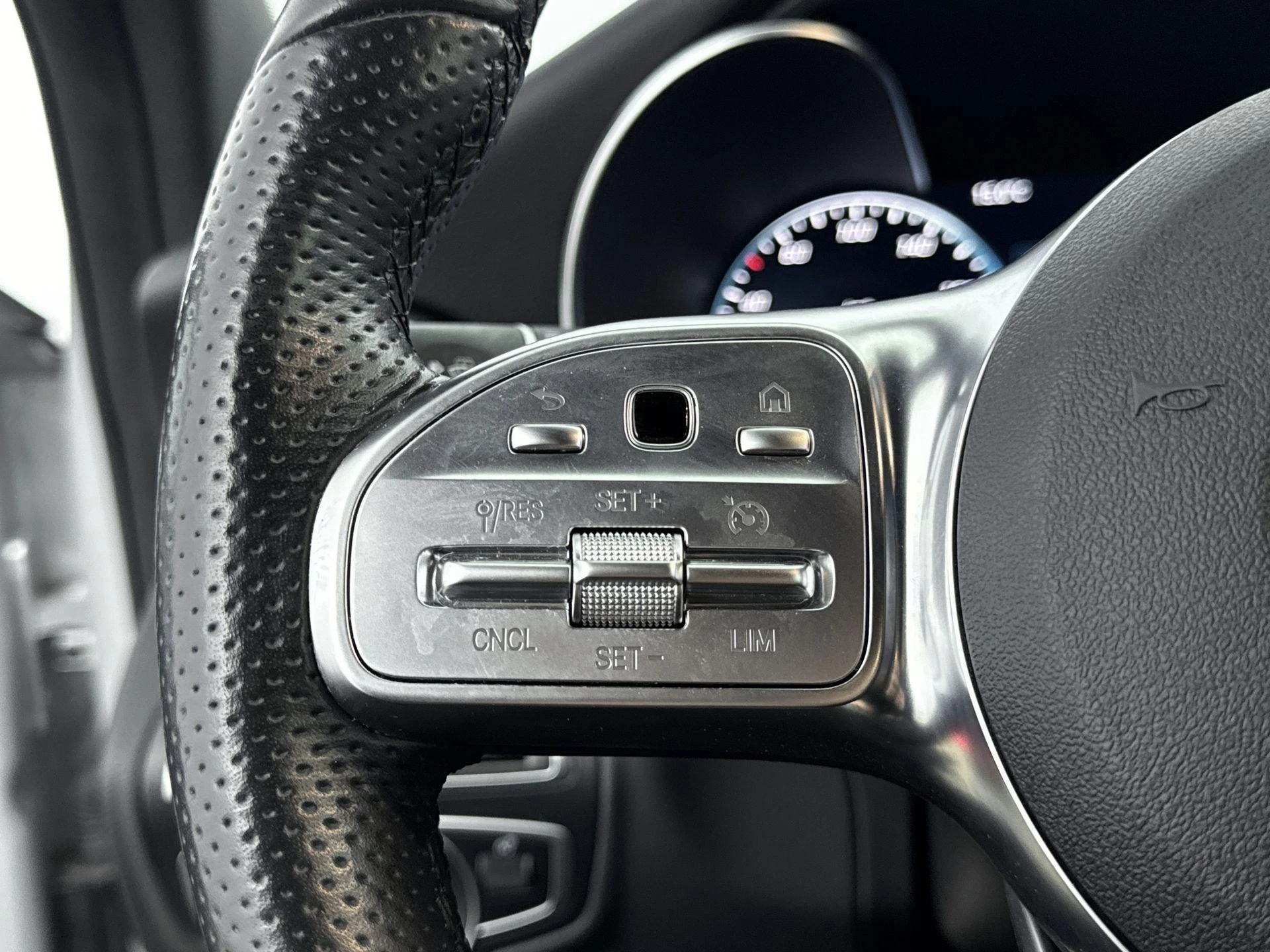 Mercedes-Benz-C-Klasse-image-16