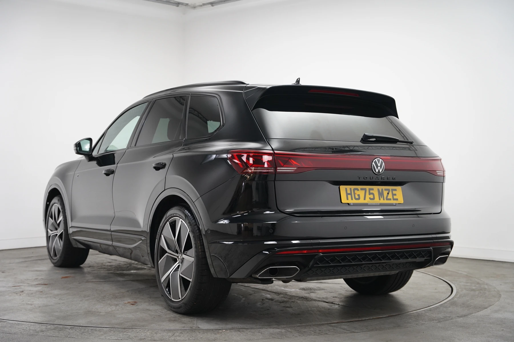 Volkswagen-Touareg-image-2
