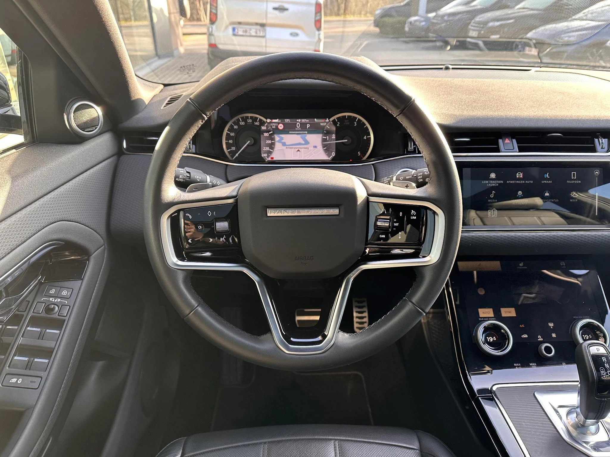 Land Rover-Range Rover Evoque-image-12