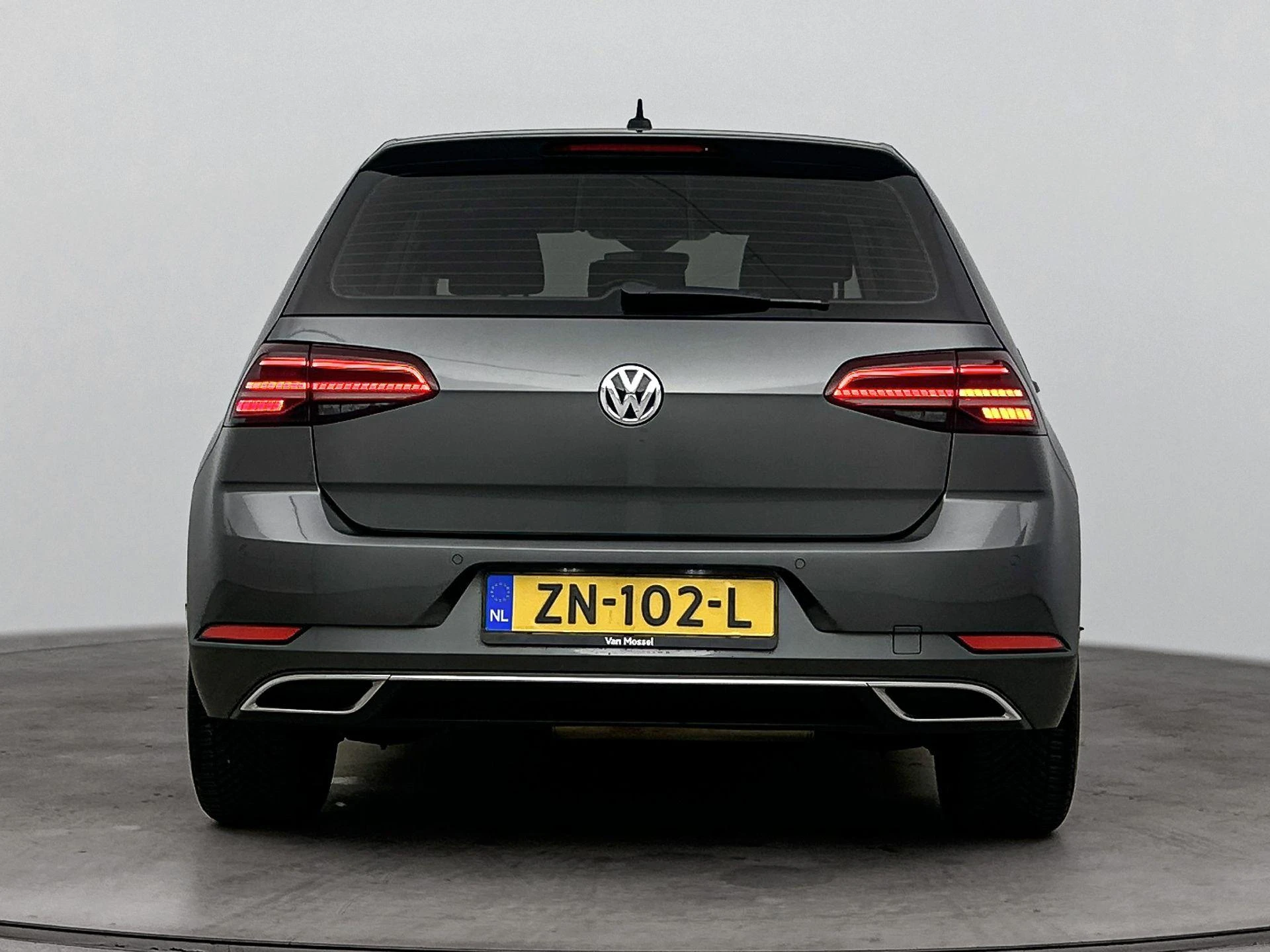 Volkswagen-Golf-image-2