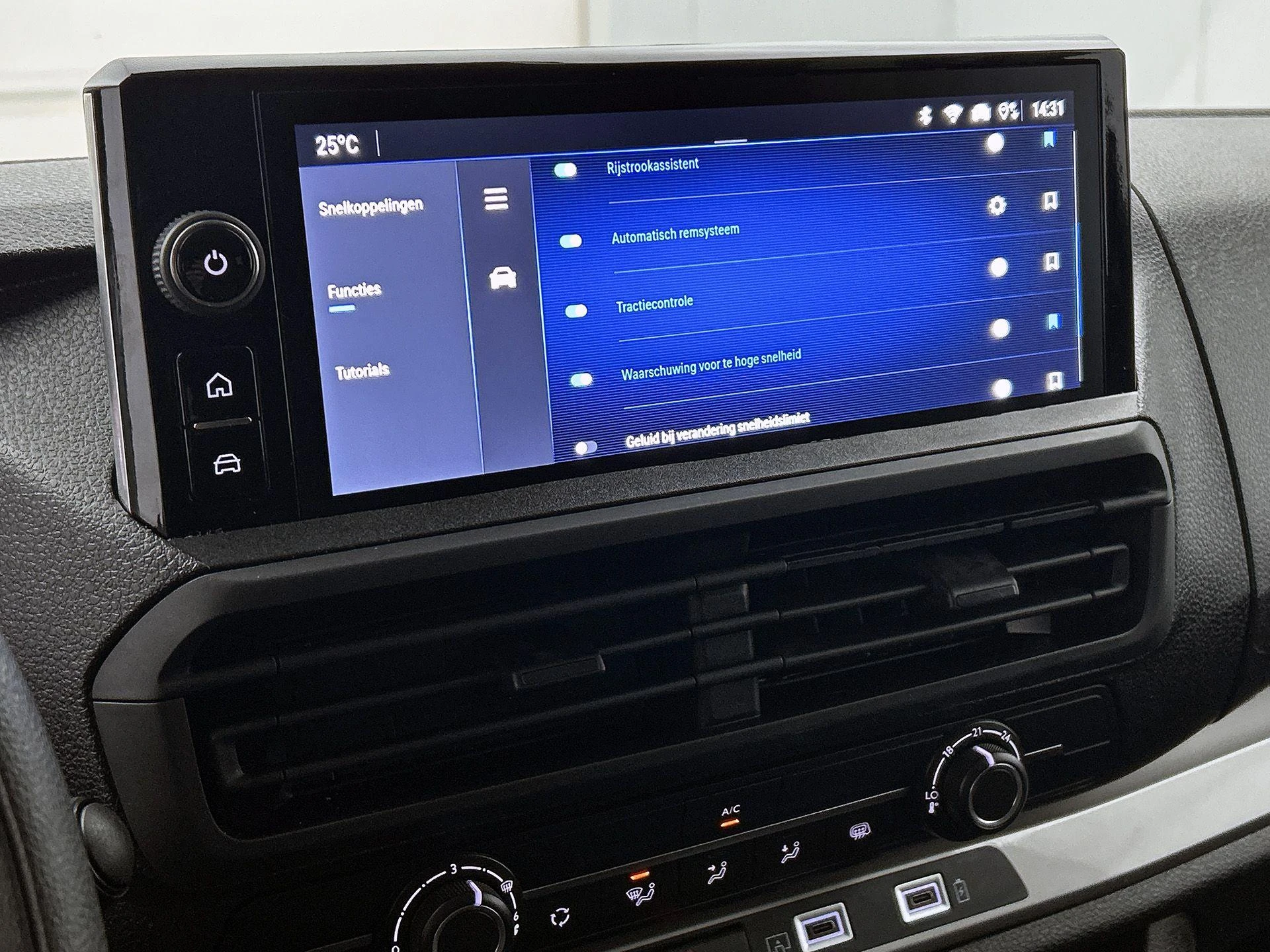 Opel-Vivaro-image-12