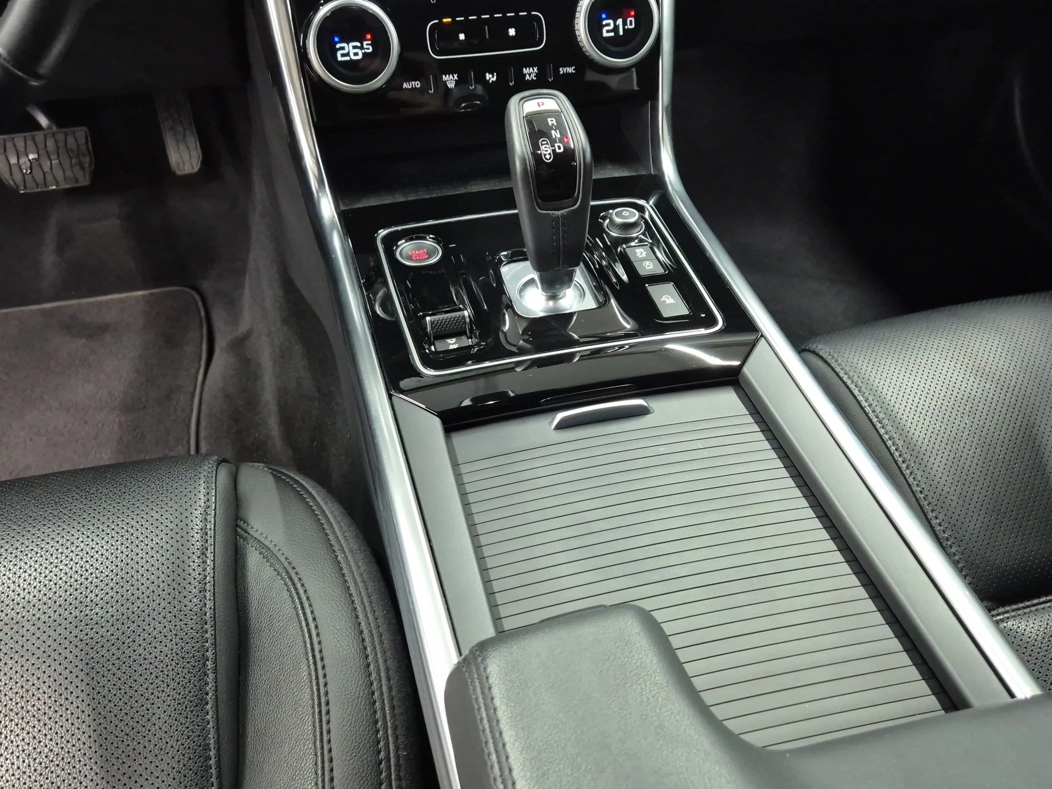 Jaguar-XE-image-13