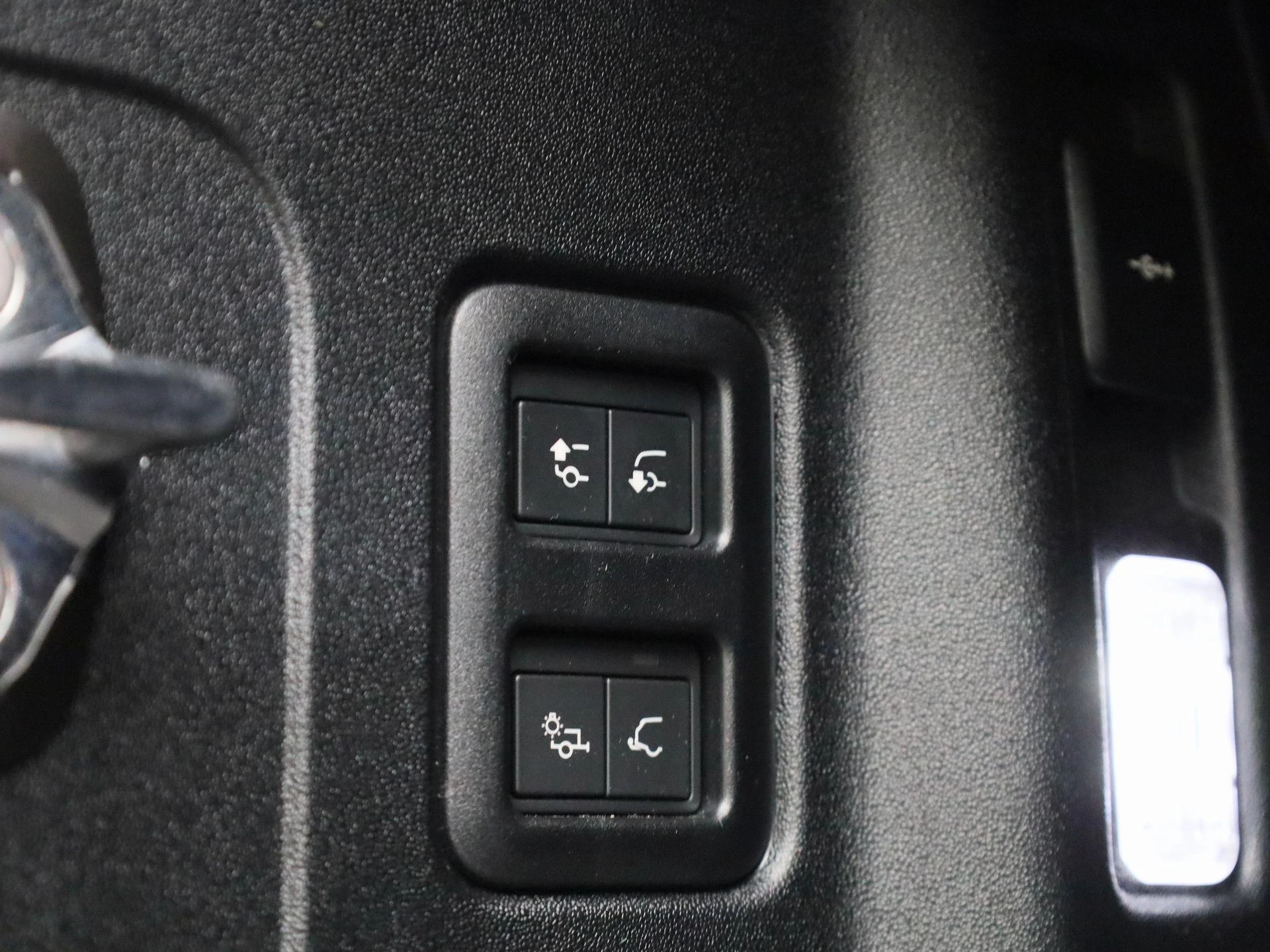 Land Rover-Defender-image-15