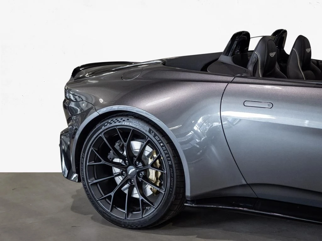 Aston Martin-V8 Vantage-image-17