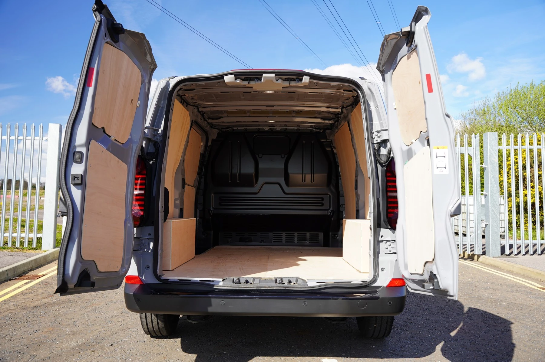 Volkswagen-Transporter-image-18