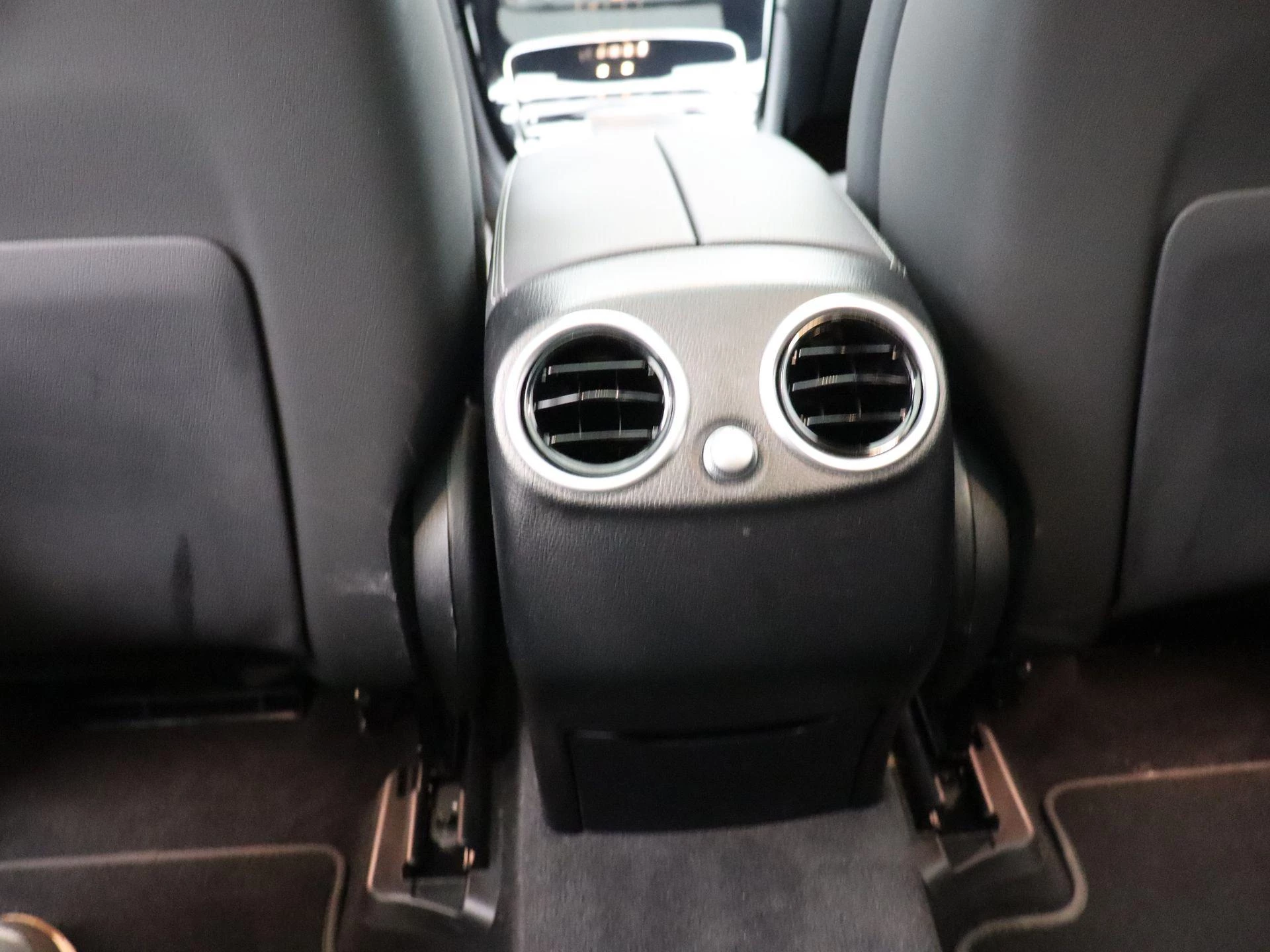 Mercedes-Benz-GLC-image-15