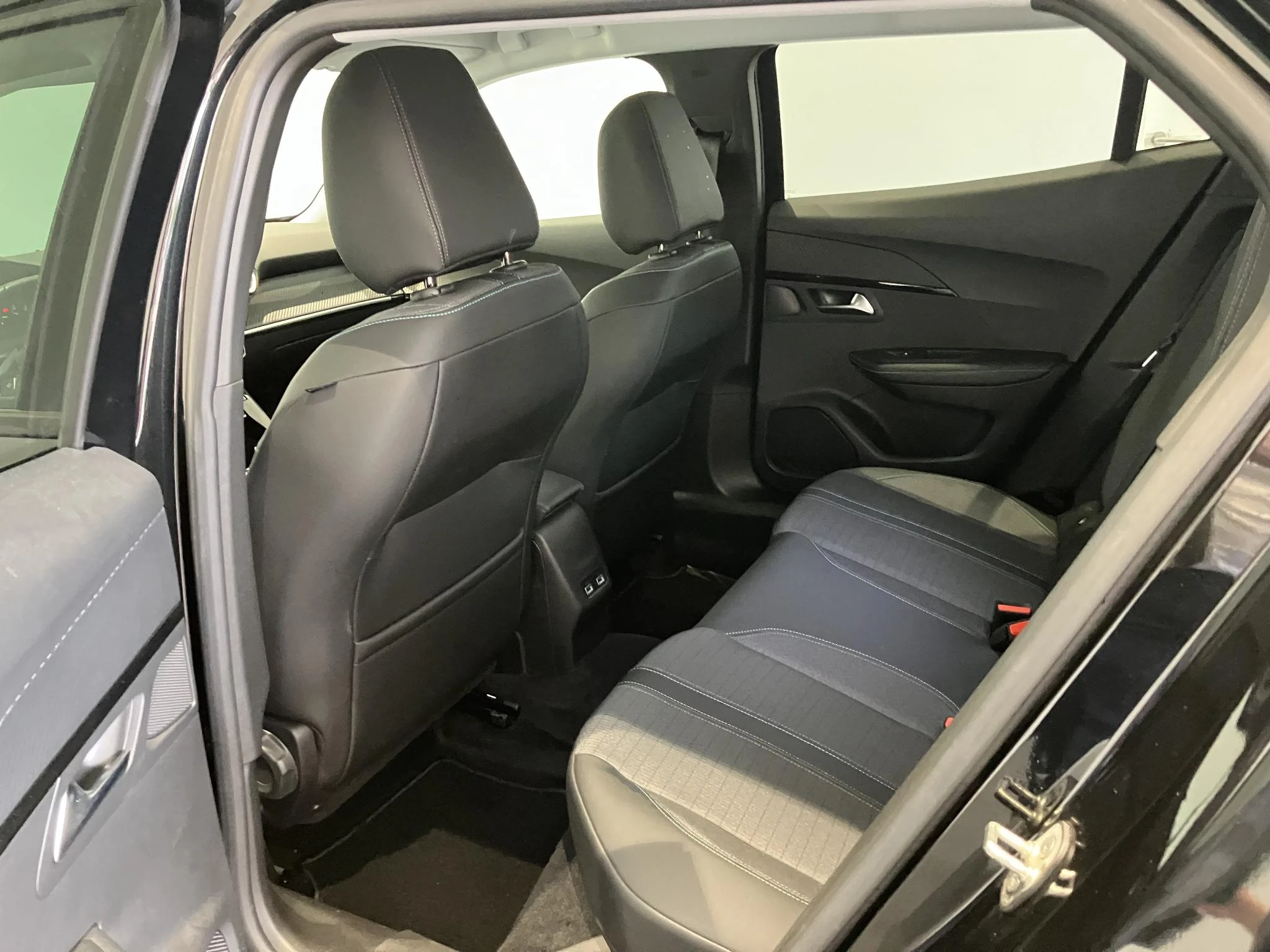 Peugeot-e-2008-image-12