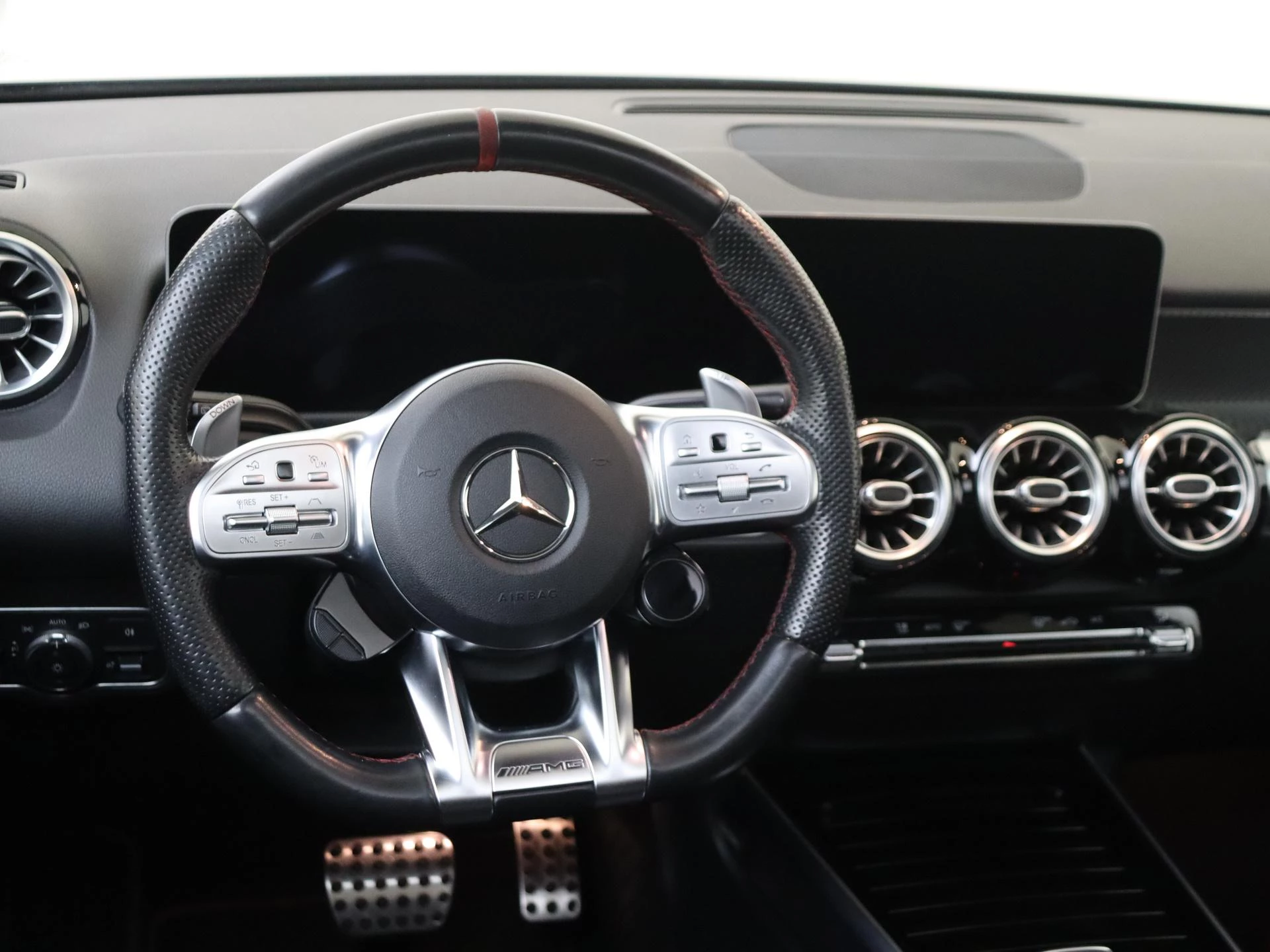 Mercedes-Benz-GLB-image-3