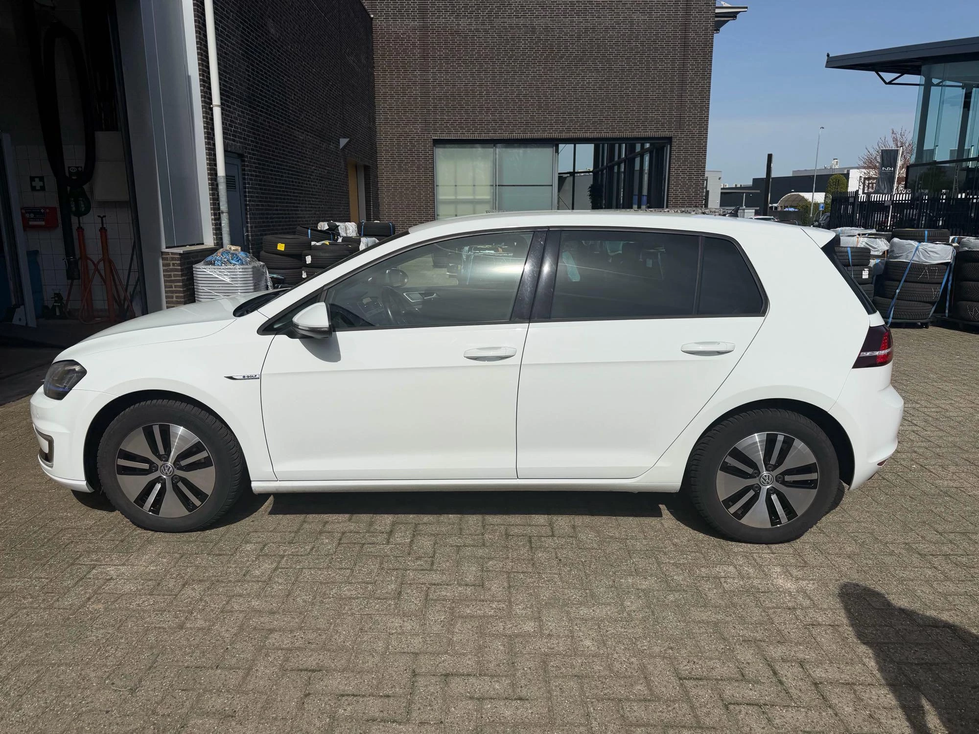 Volkswagen-e-Golf-image-5
