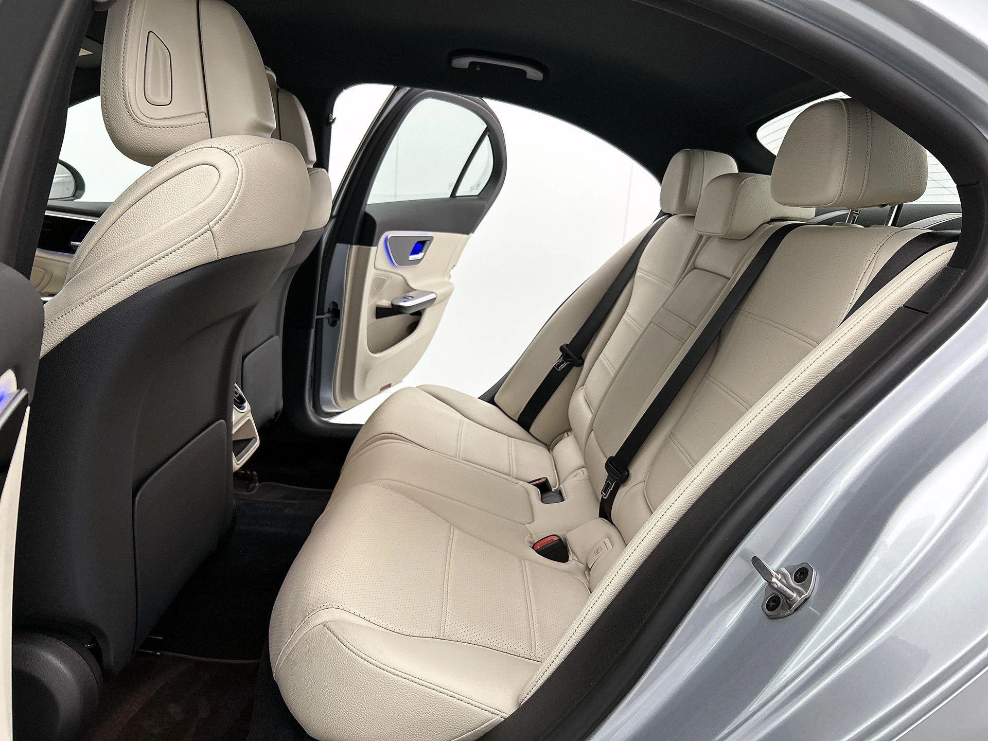 Mercedes-Benz-C-Klasse-image-25
