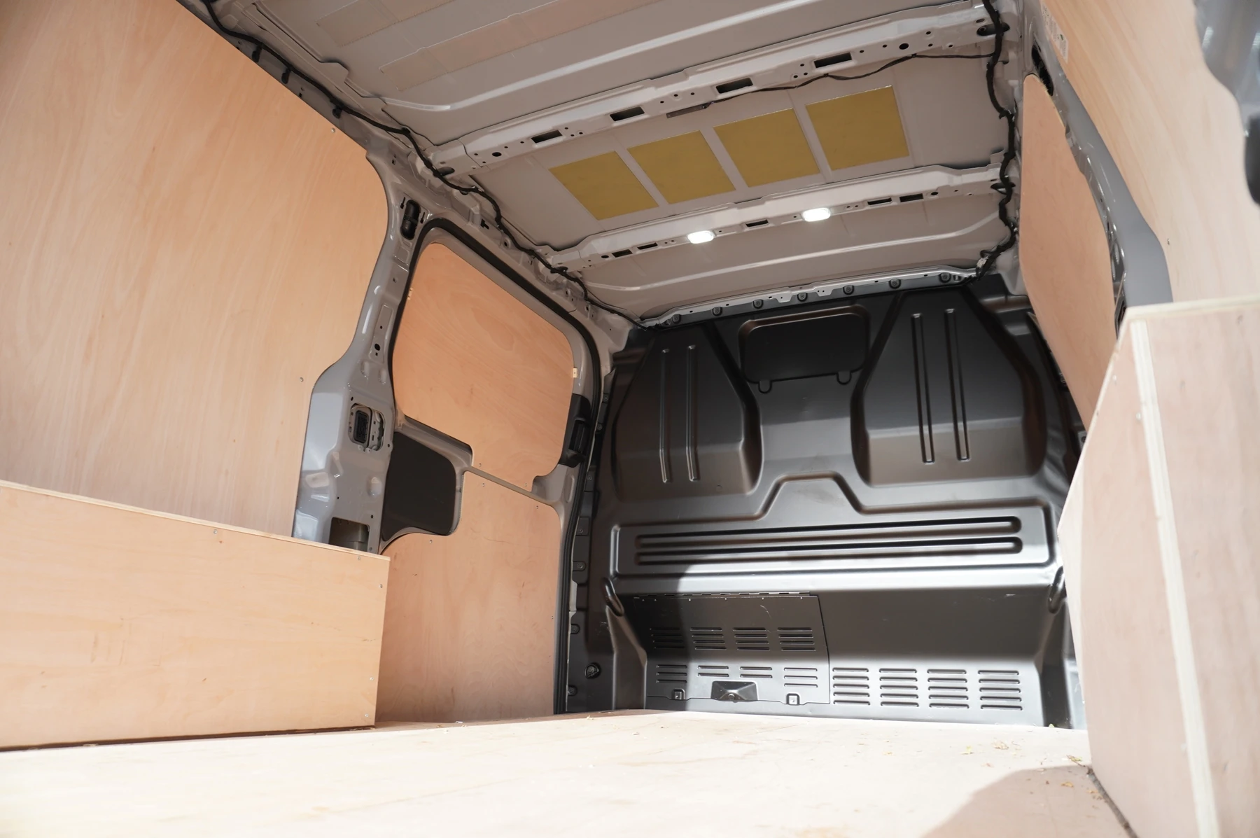 Volkswagen-Transporter-image-11