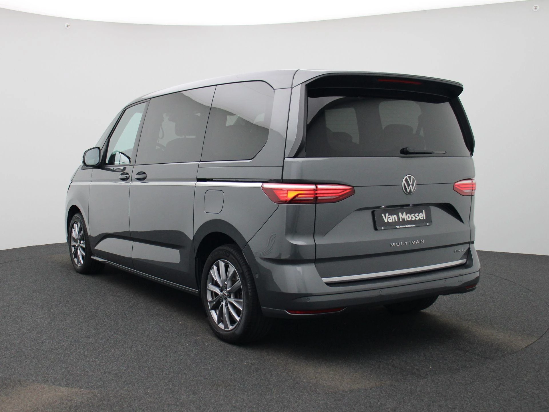 Volkswagen-Multivan-image-1