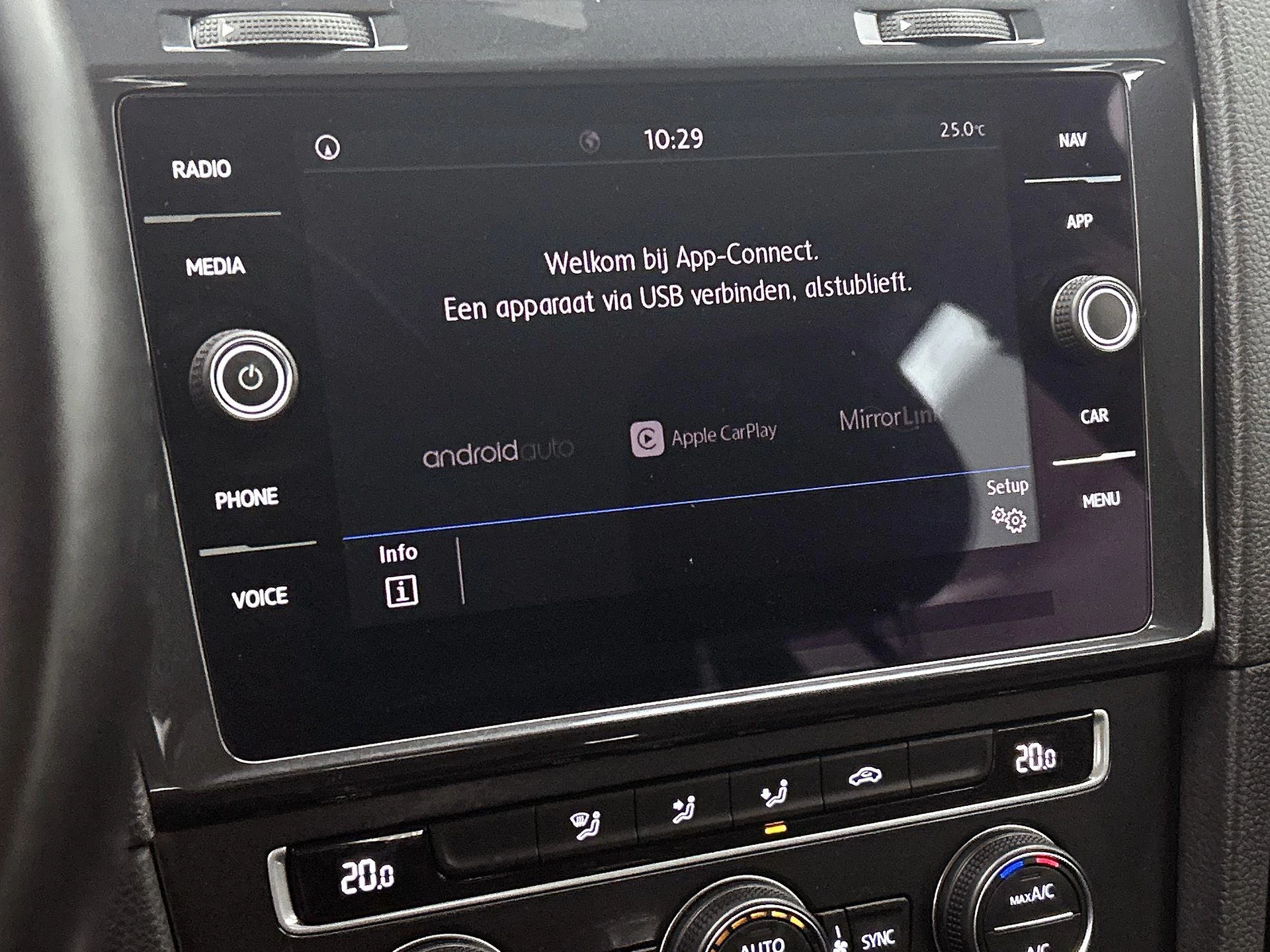 Volkswagen-Golf-image-9