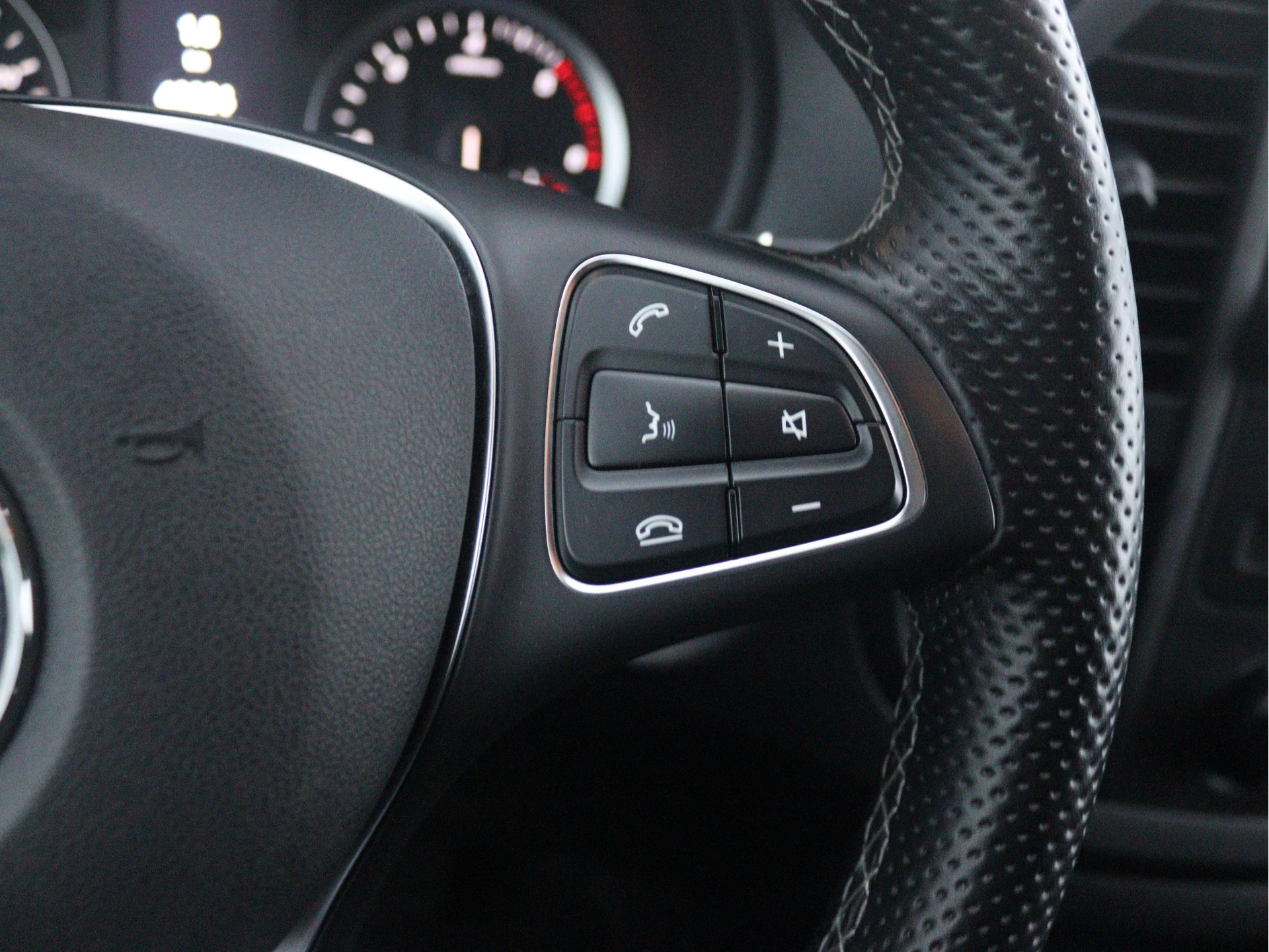 Mercedes-Benz-Vito-image-7