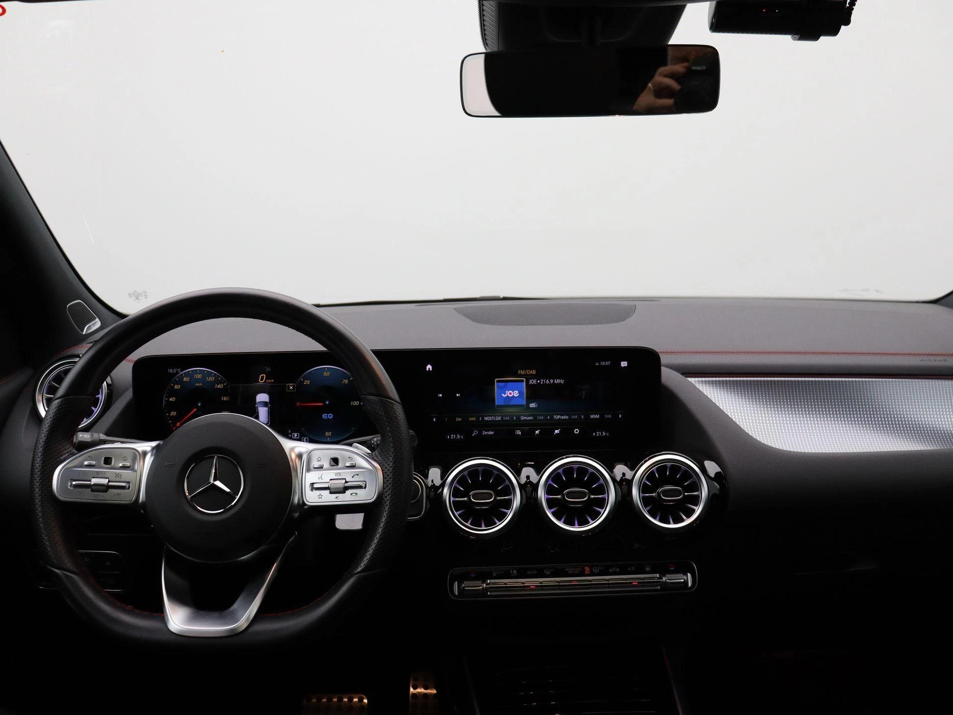 Mercedes-Benz EQA 250 AMG Line + PANORAMISCH DAK + CARPLAY + SURROUND VIEW CAMERA