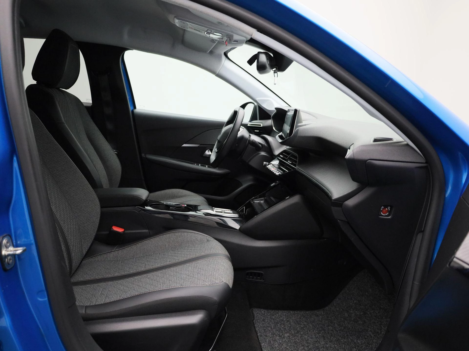 Peugeot-e-208-image-35