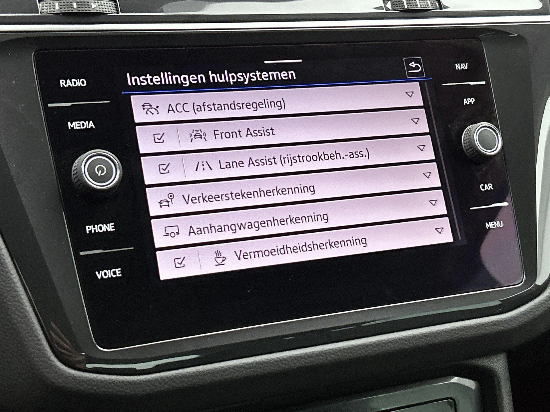 Volkswagen-Tiguan-image-10