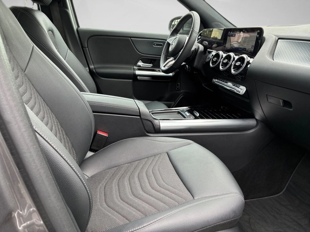 Mercedes-Benz-GLA 200 d-image-15