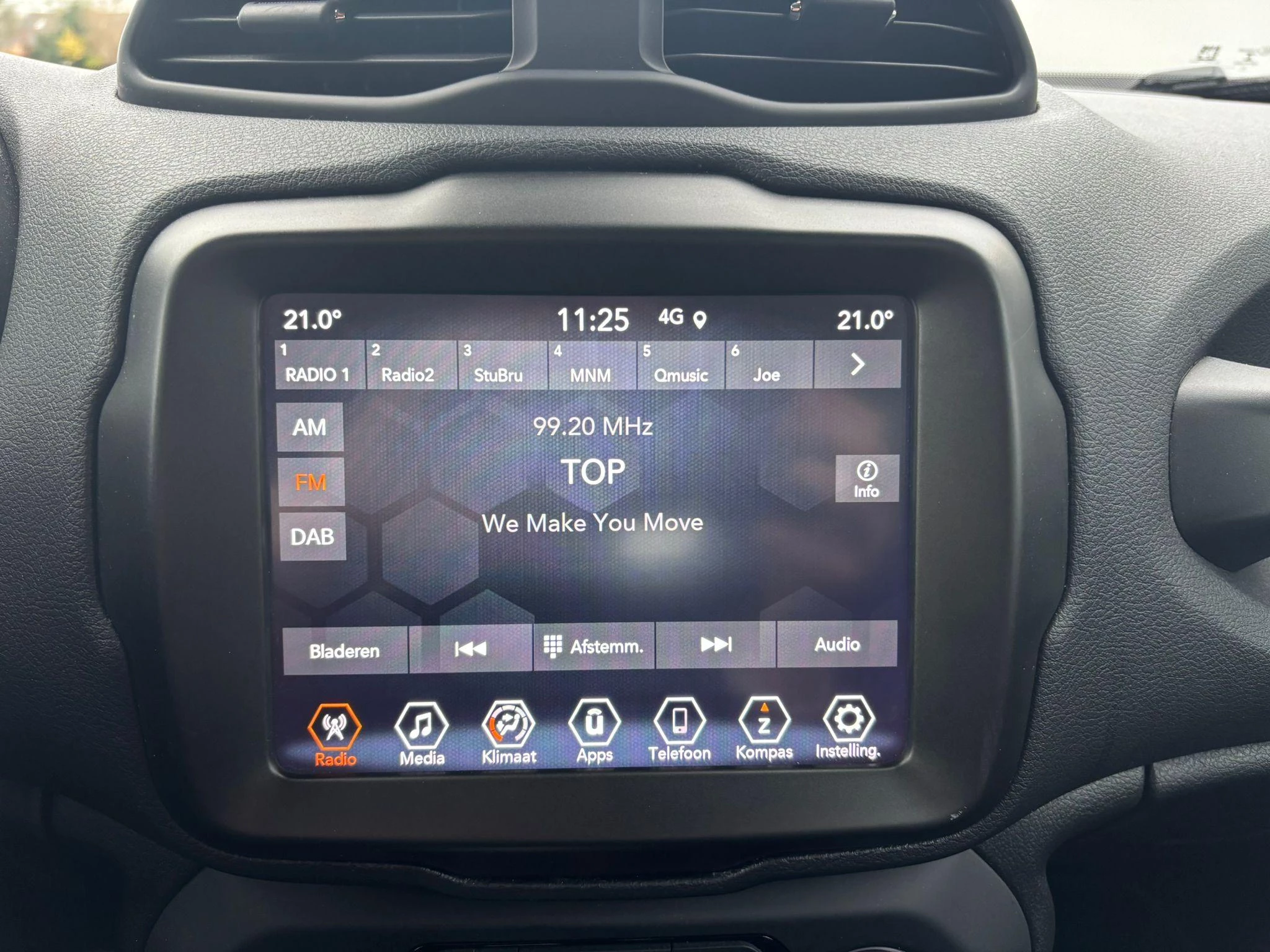 Jeep-Renegade-image-16