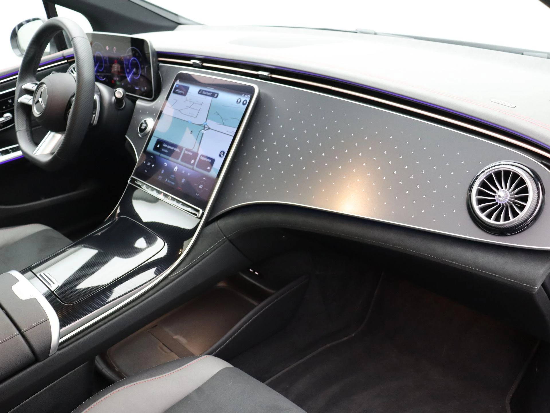 Mercedes-Benz EQE 300 AMG Line + PANORAMISCH DAK + CARPLAY + LED +