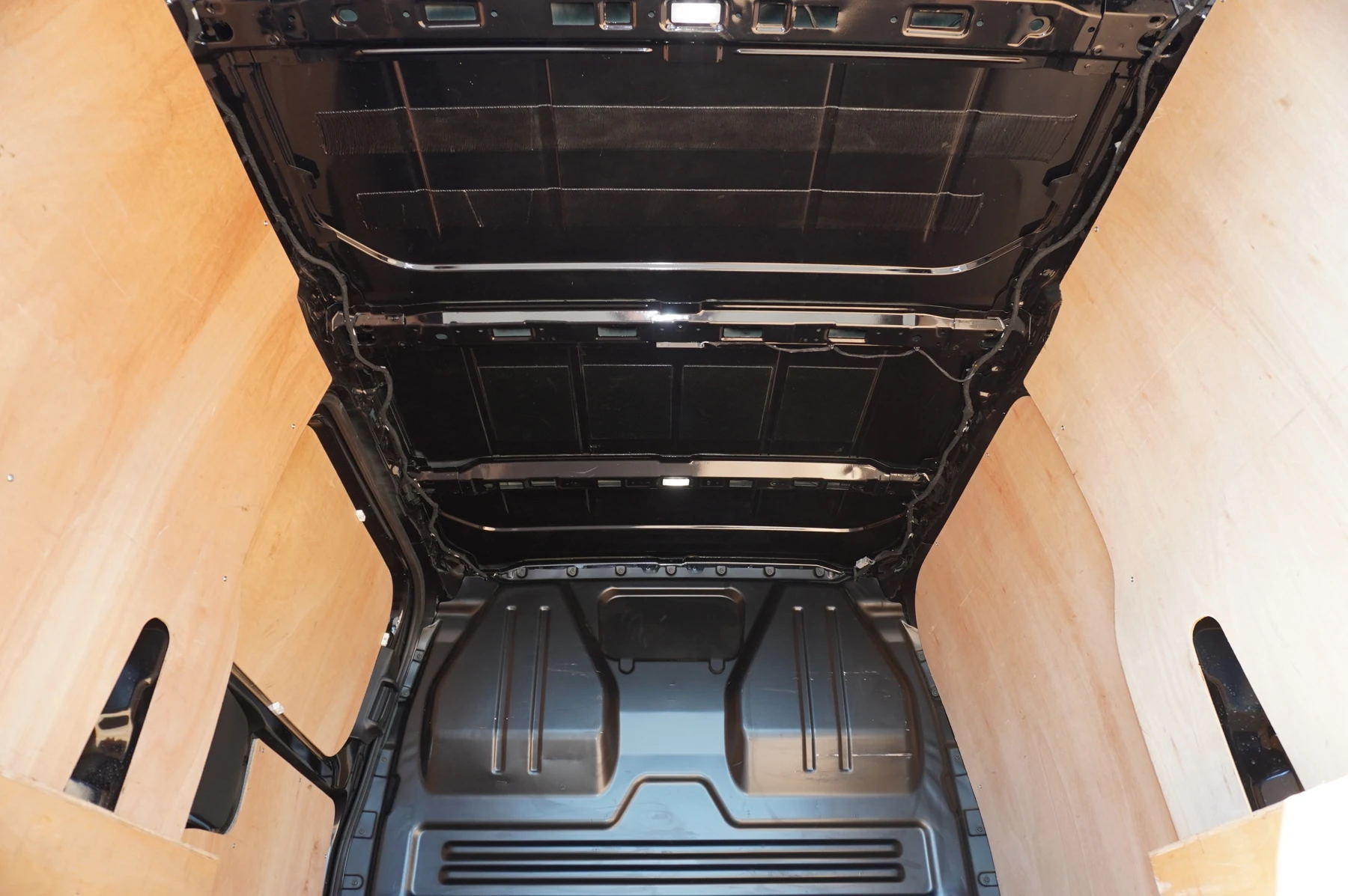 Volkswagen-Transporter-image-17