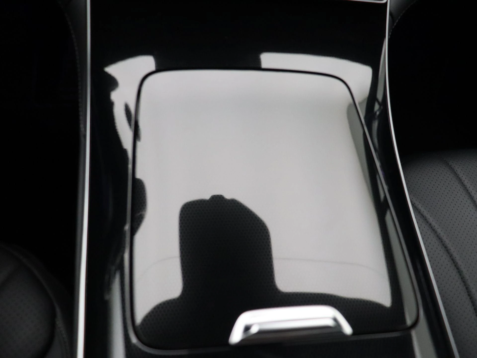 Mercedes-Benz-EQE-image-12