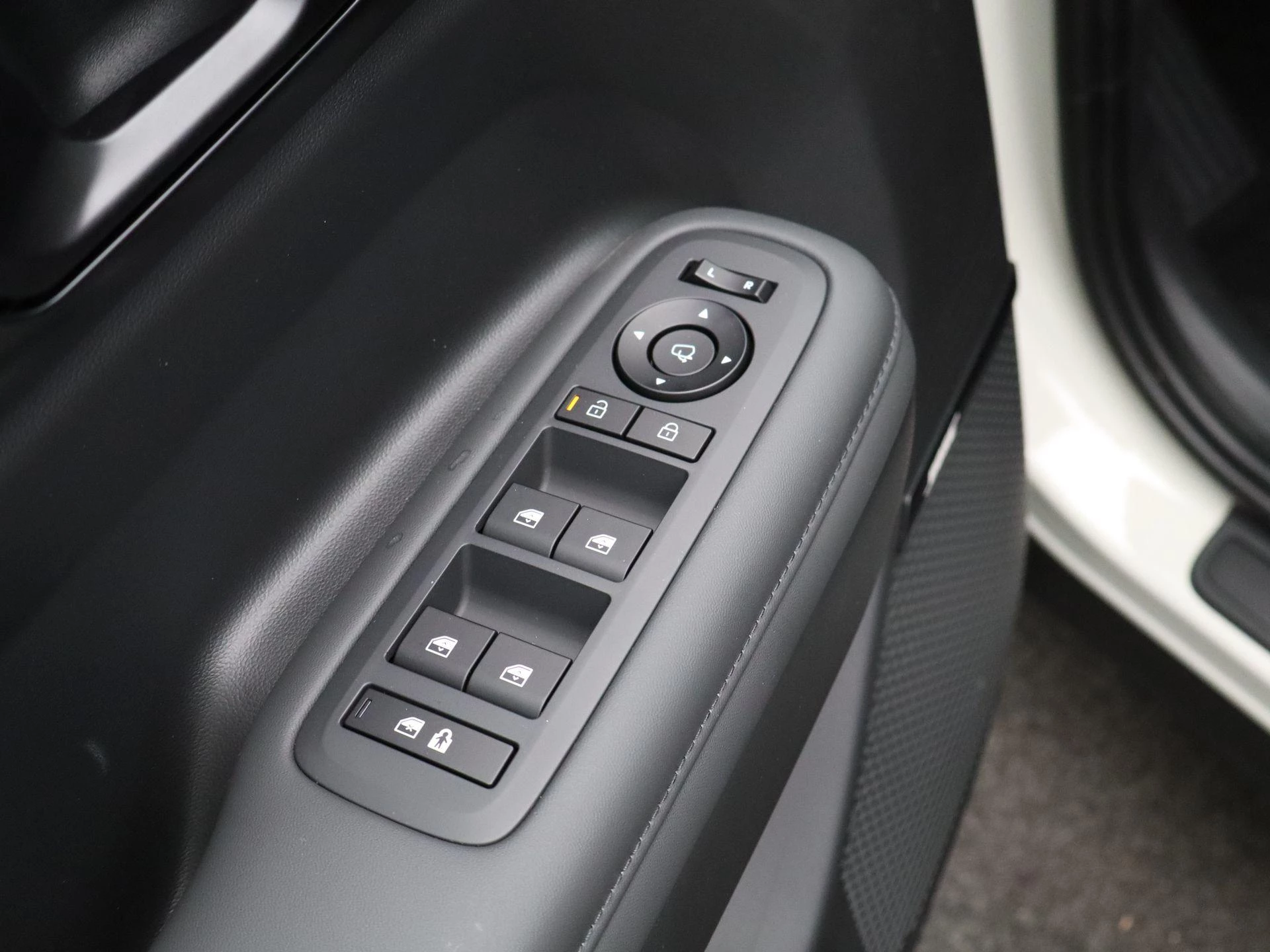 Hyundai-Santa Fe-image-25