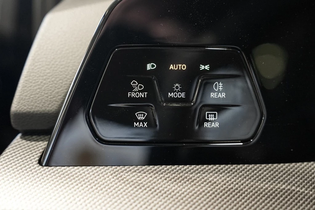 Volkswagen Golf 1,5 l eTSI DSG R-Line AHK HKSOUND PANO LED