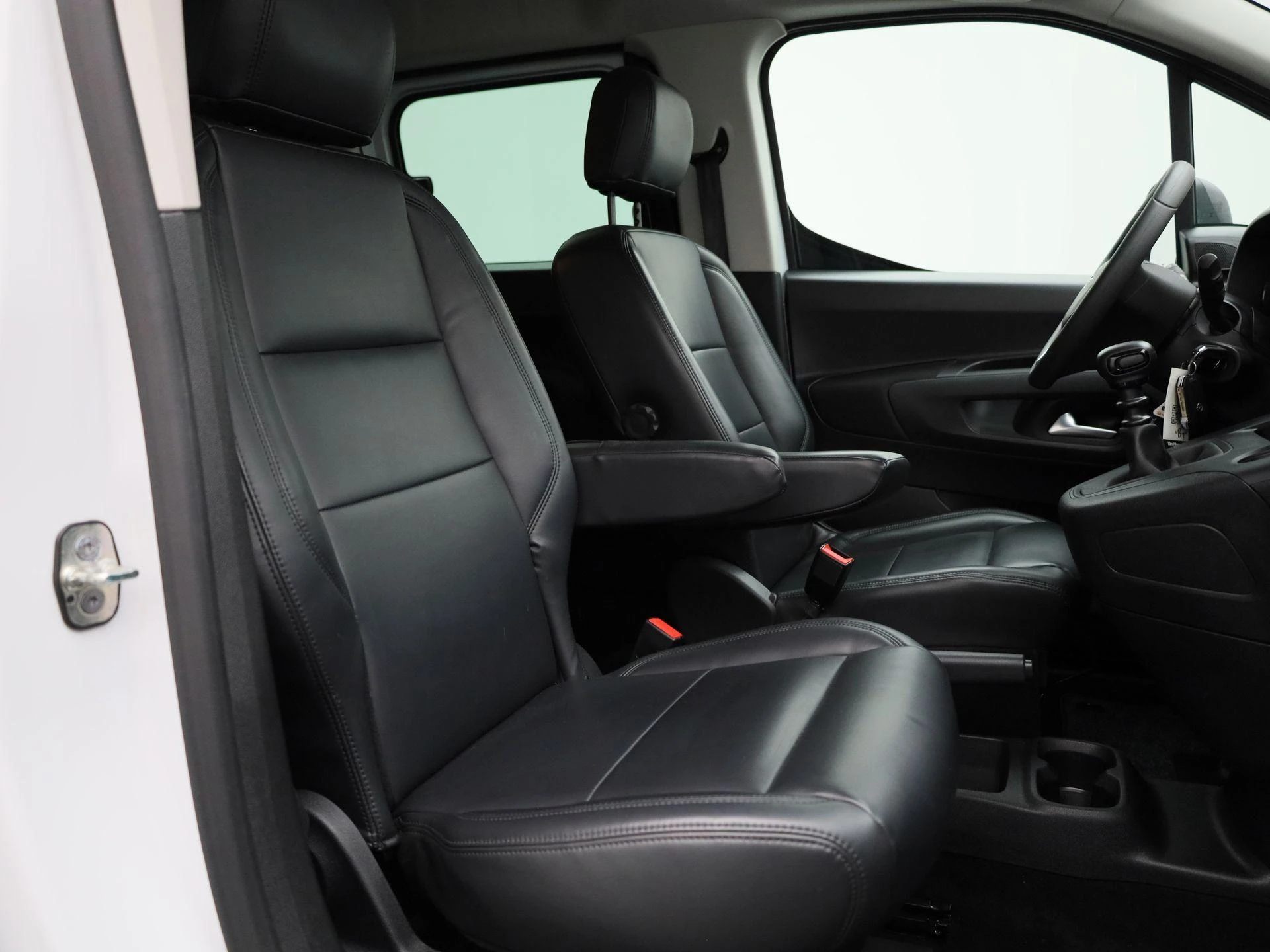 Opel-Combo Life-image-31