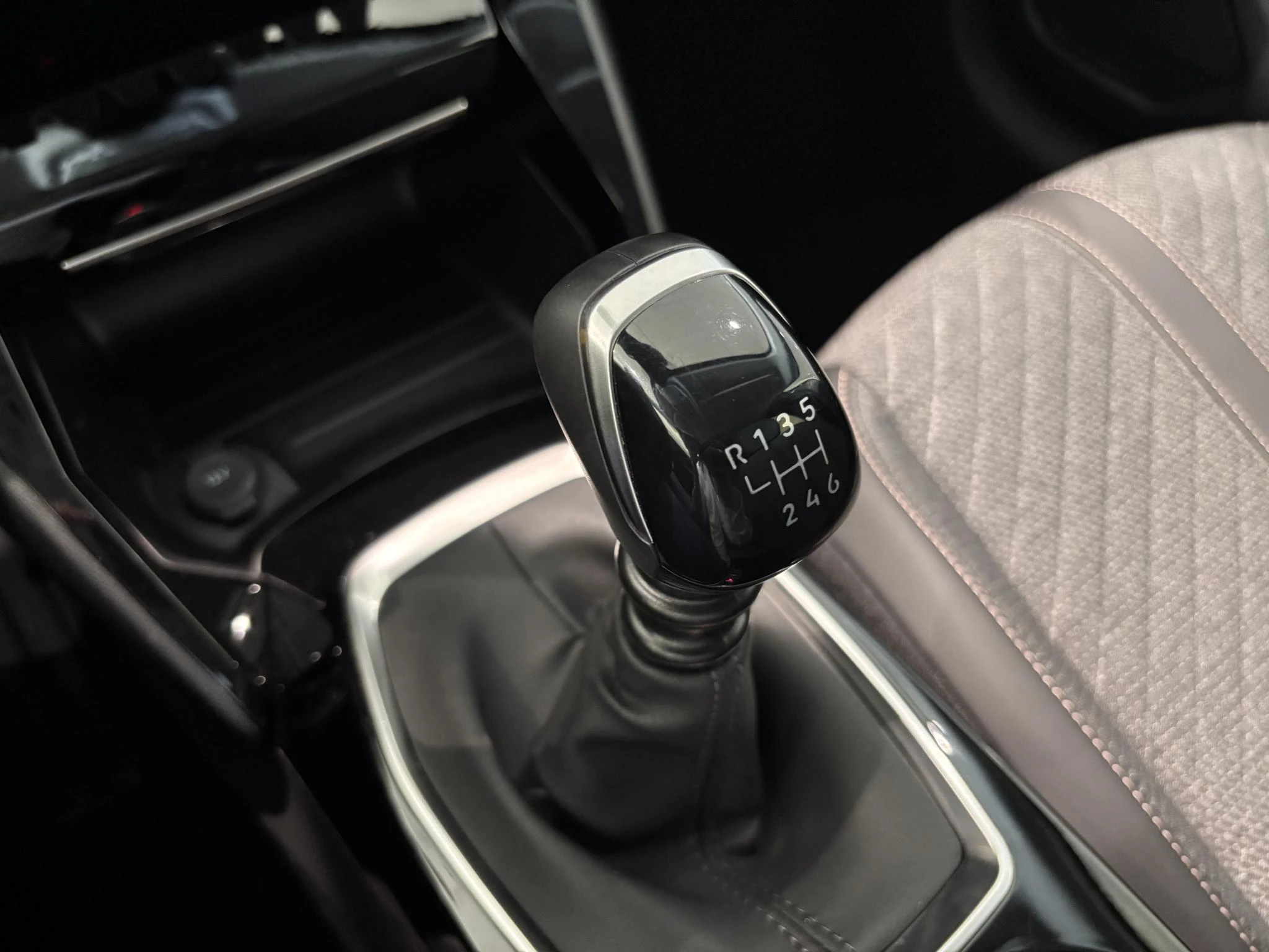 Peugeot-208-image-17