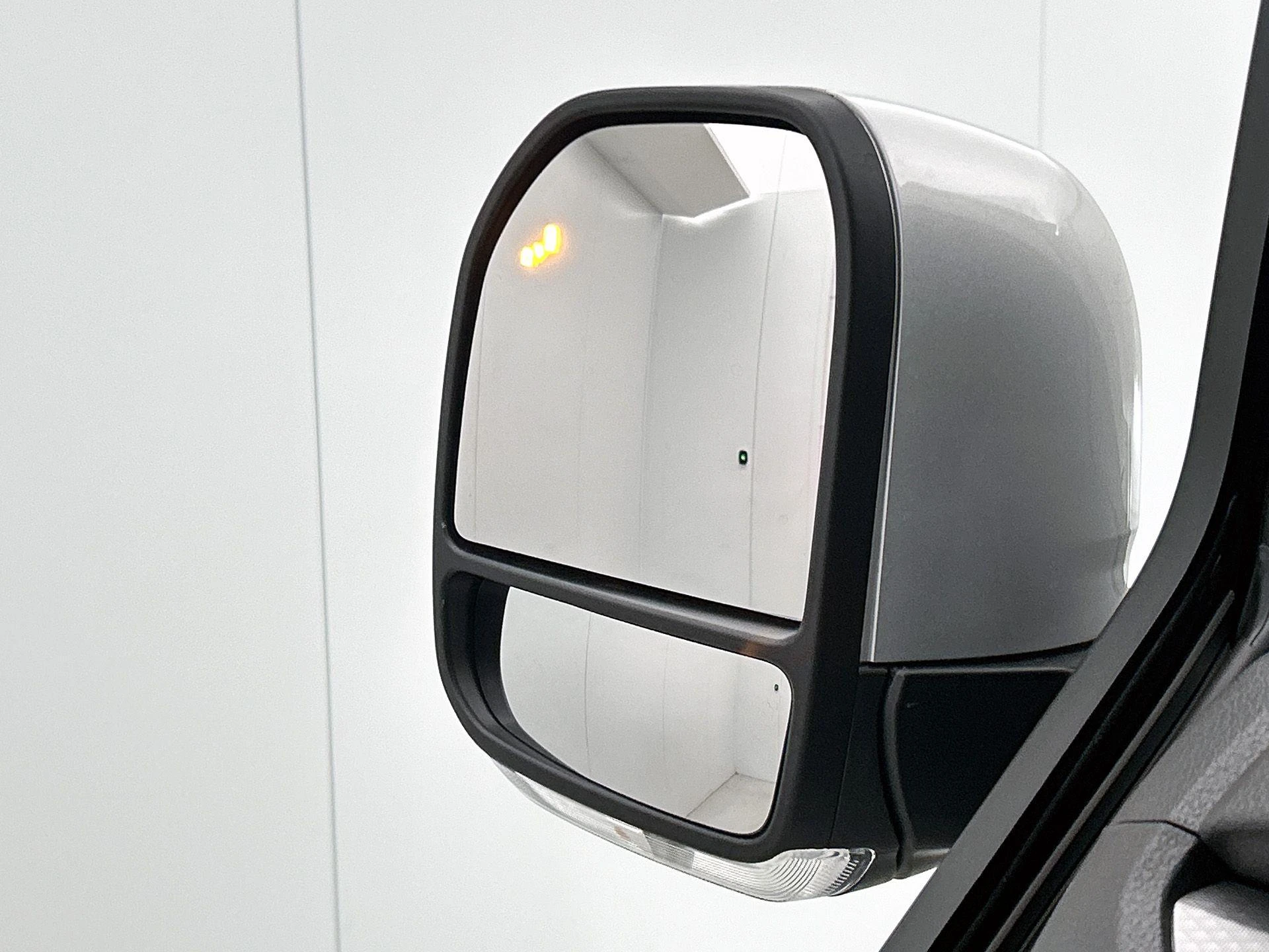 Volkswagen-Transporter-image-18
