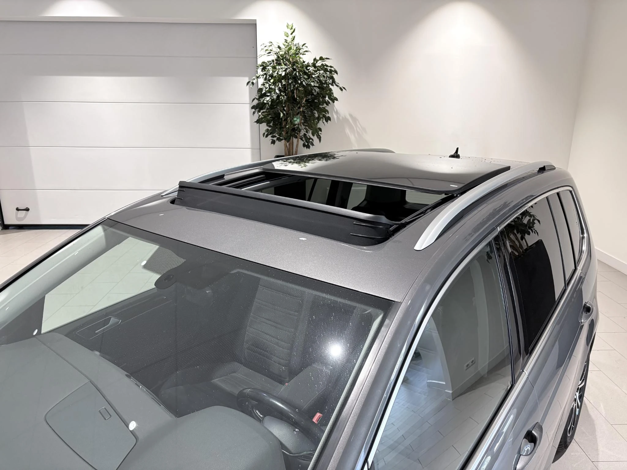Volkswagen-Touran-image-10