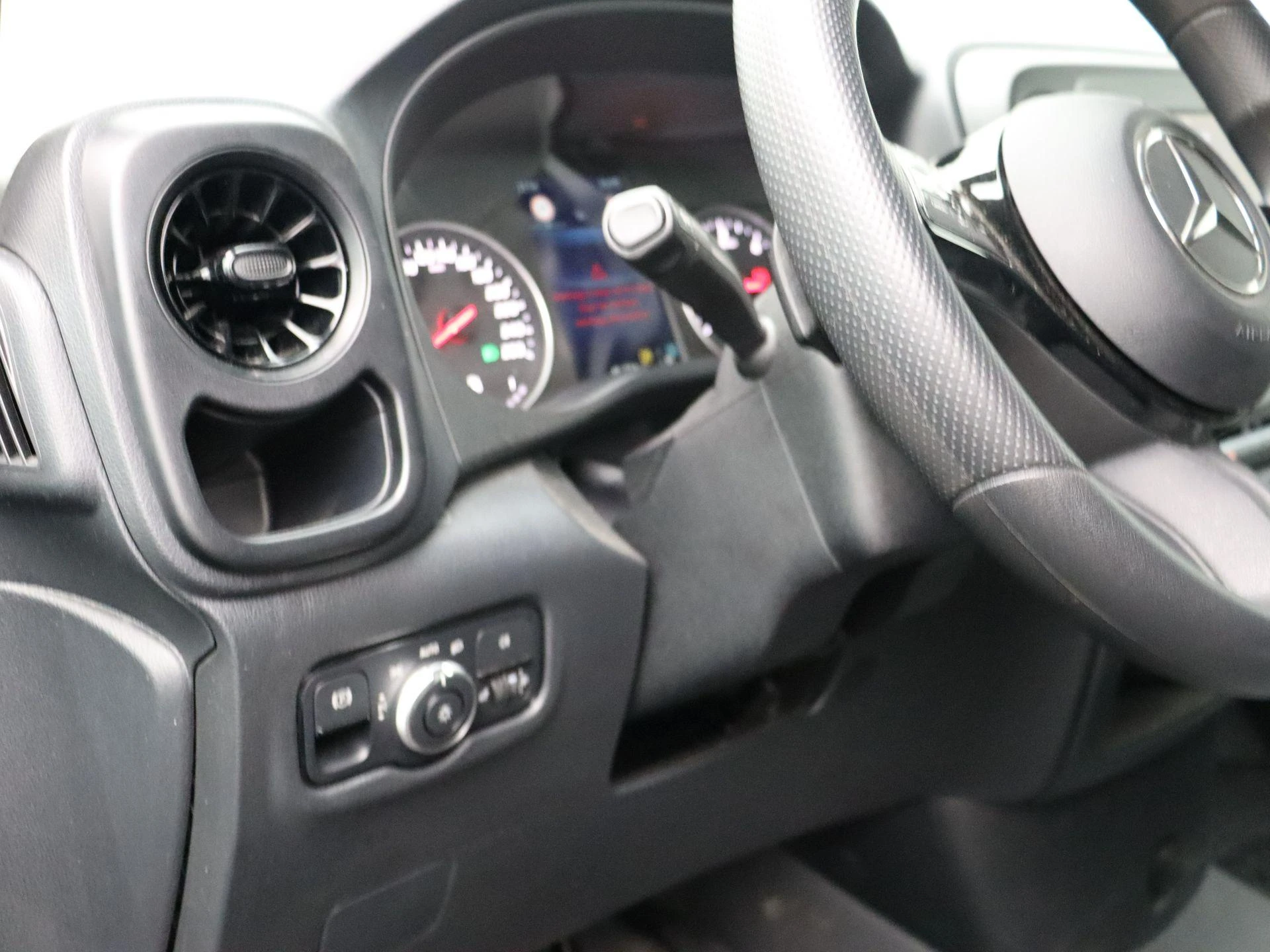 Mercedes-Benz-Vito-image-9