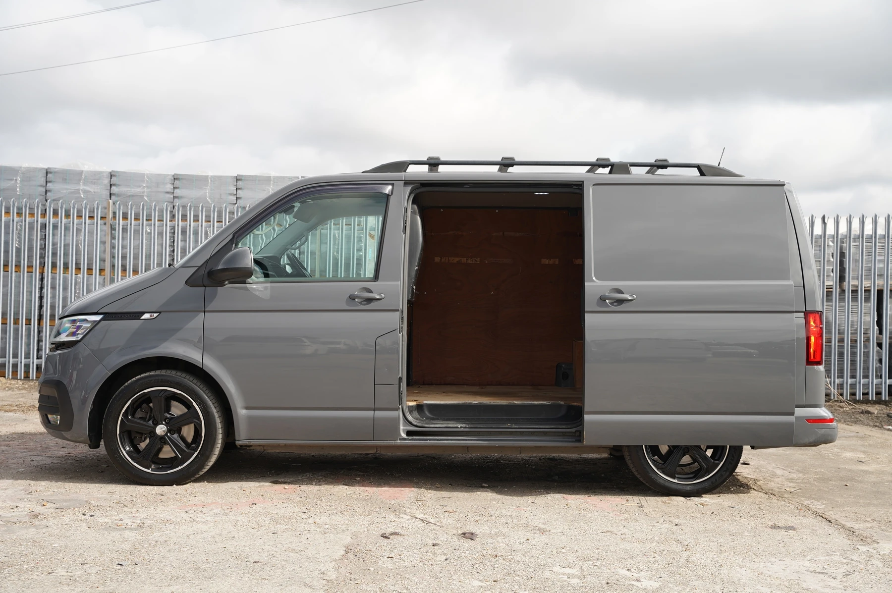 Volkswagen-Transporter-image-24