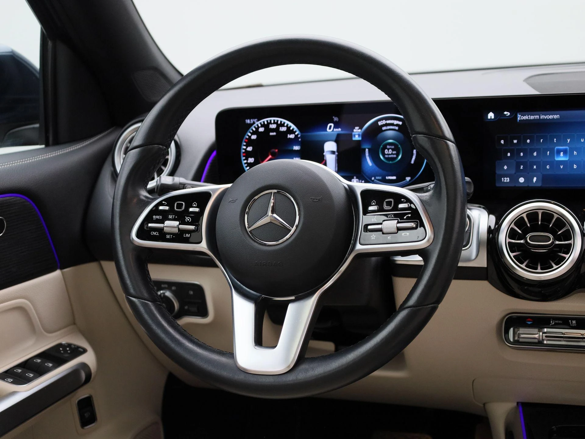 Mercedes-Benz-EQB-image-8