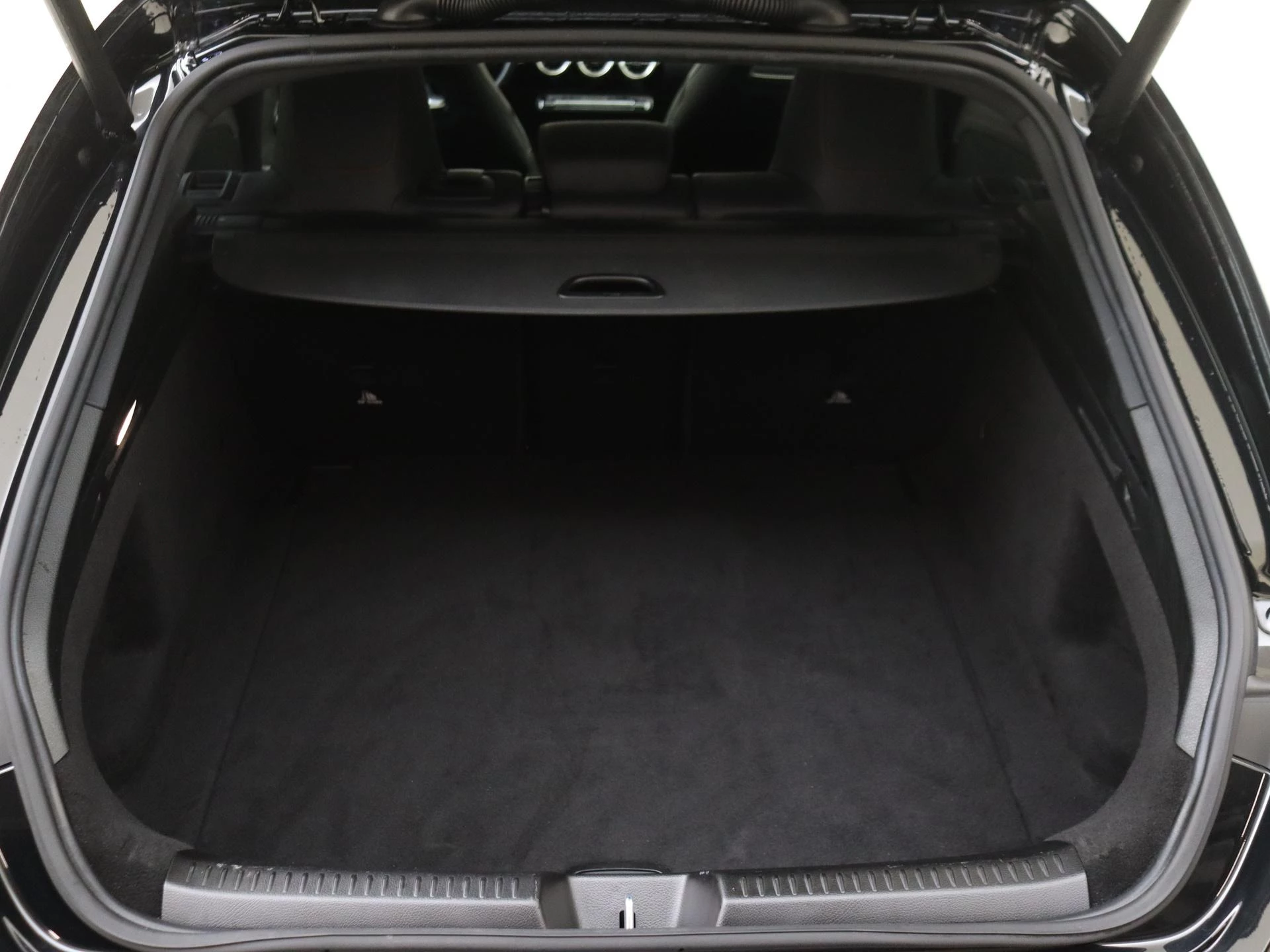 Mercedes-Benz-CLA-image-35