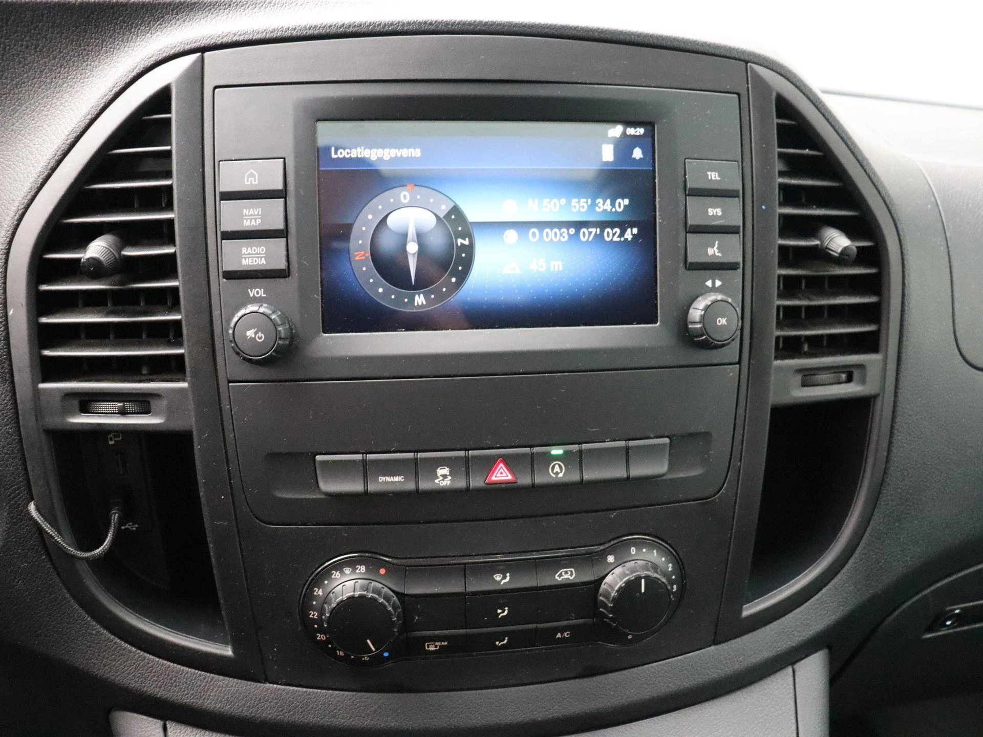 Mercedes-Benz-Vito-image-15
