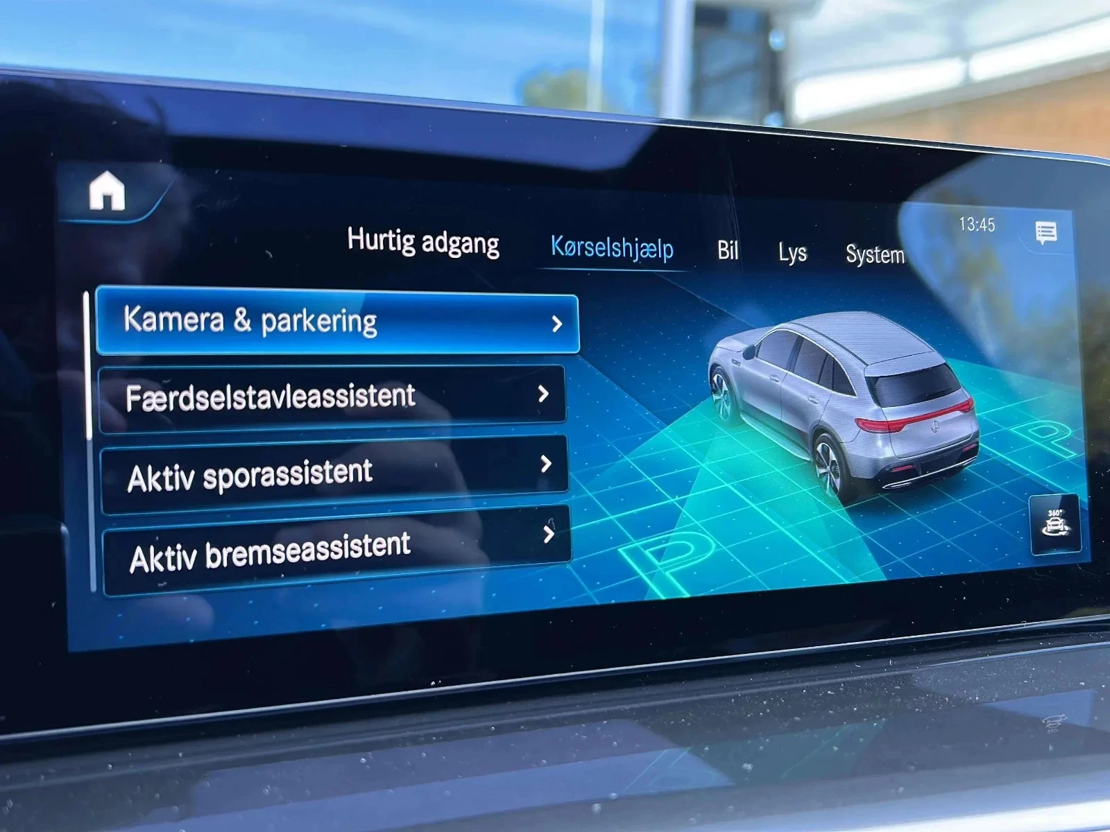 Mercedes-Benz-EQC-image-17