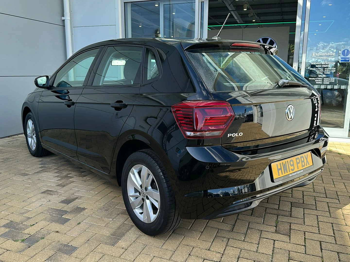 Volkswagen-Polo-image-2