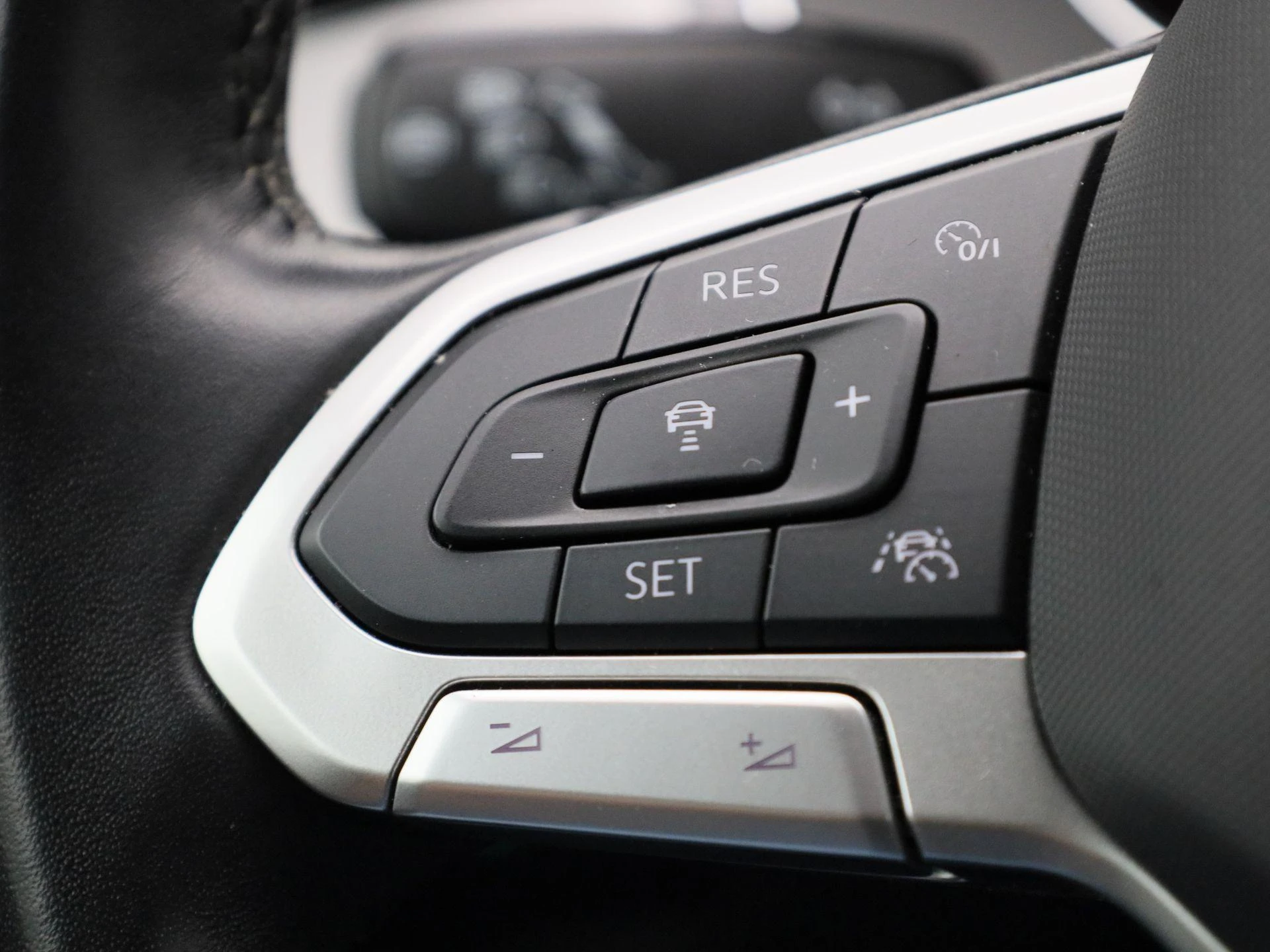 Volkswagen-Passat-image-16