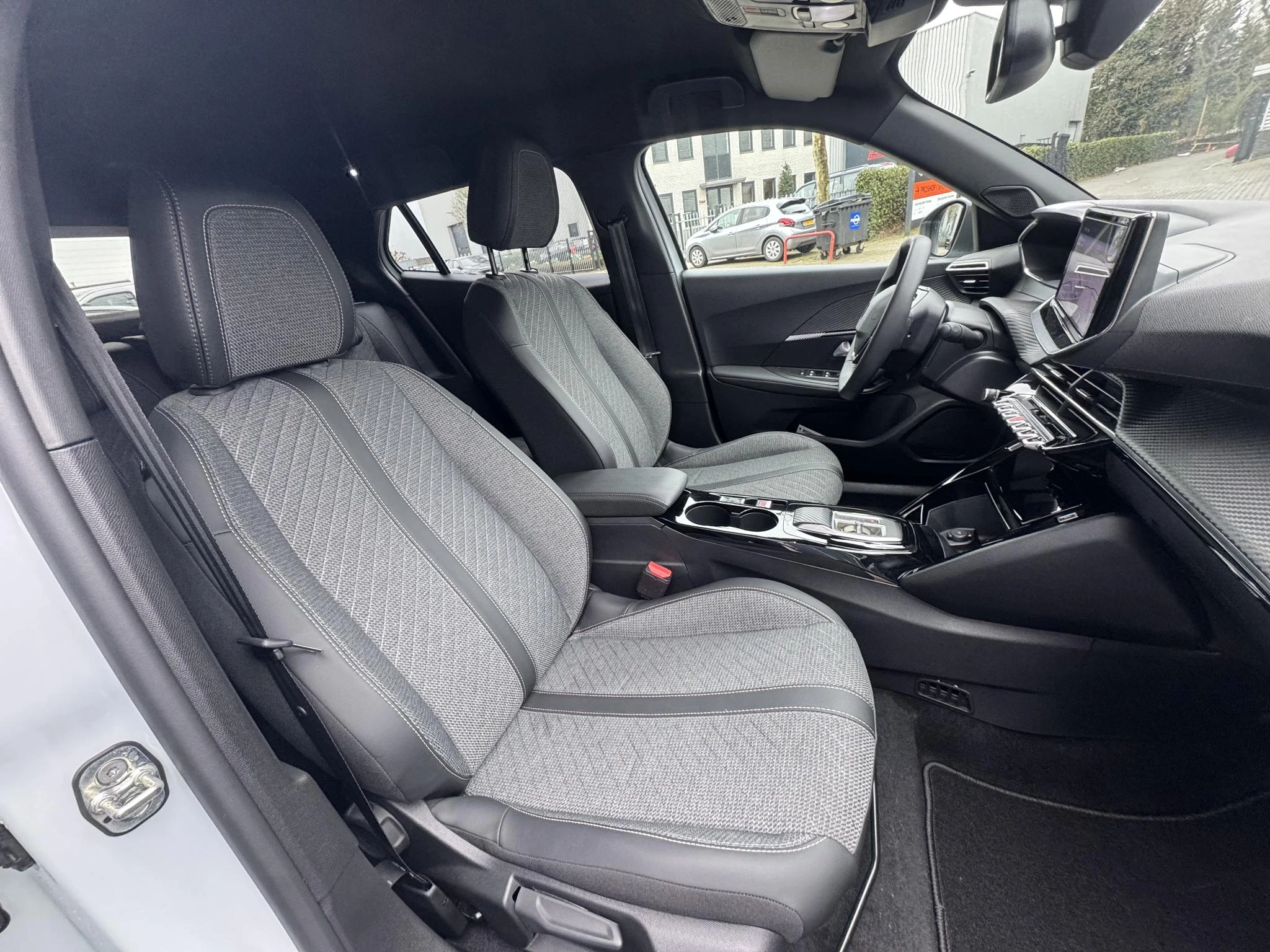 Peugeot-e-2008-image-14