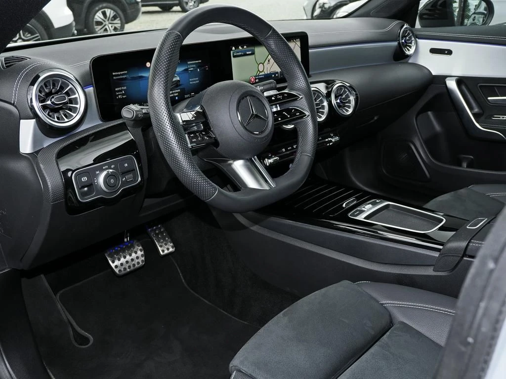 Mercedes-Benz-CLA 200-image-7