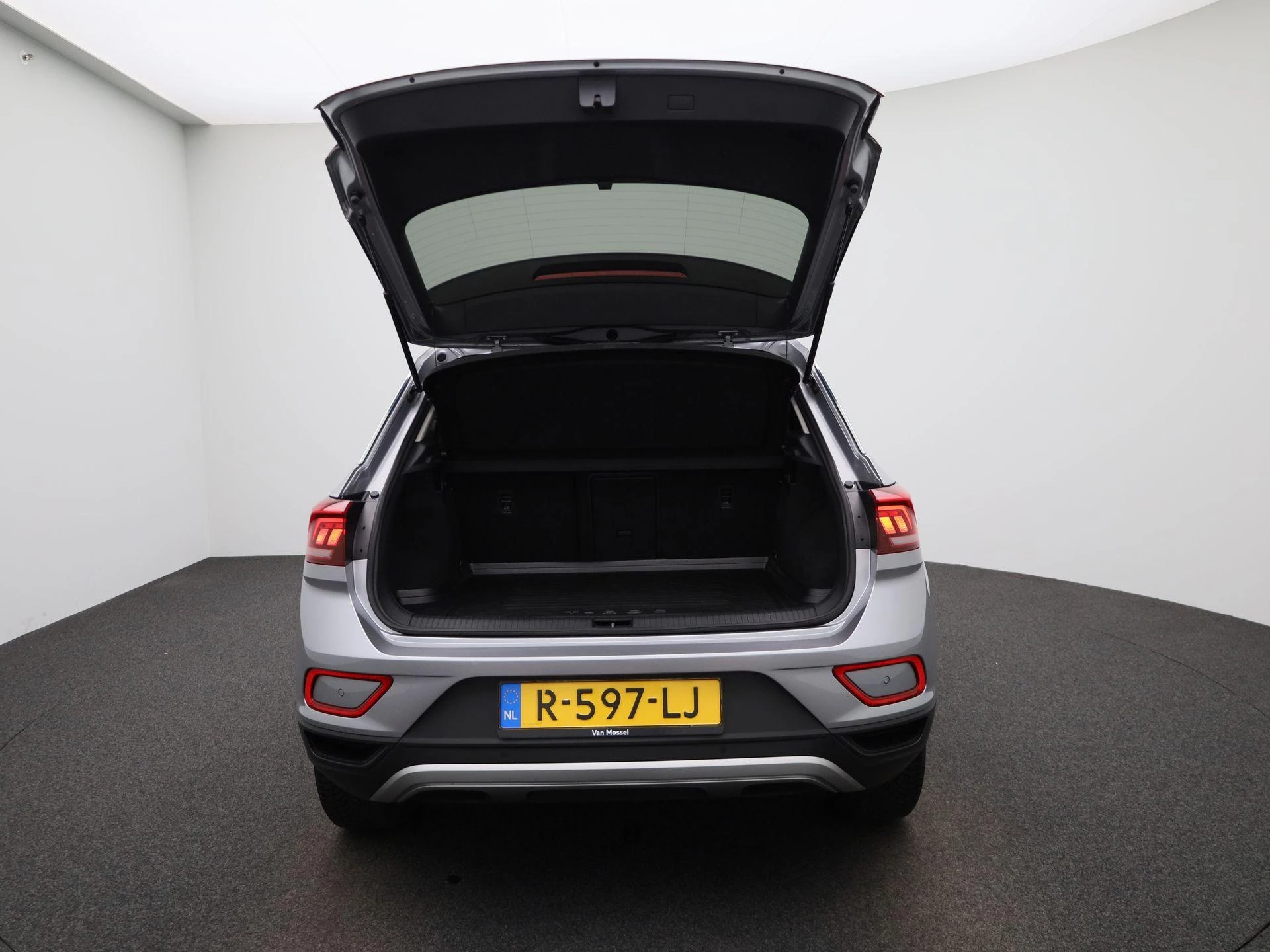 Volkswagen-T-Roc-image-10