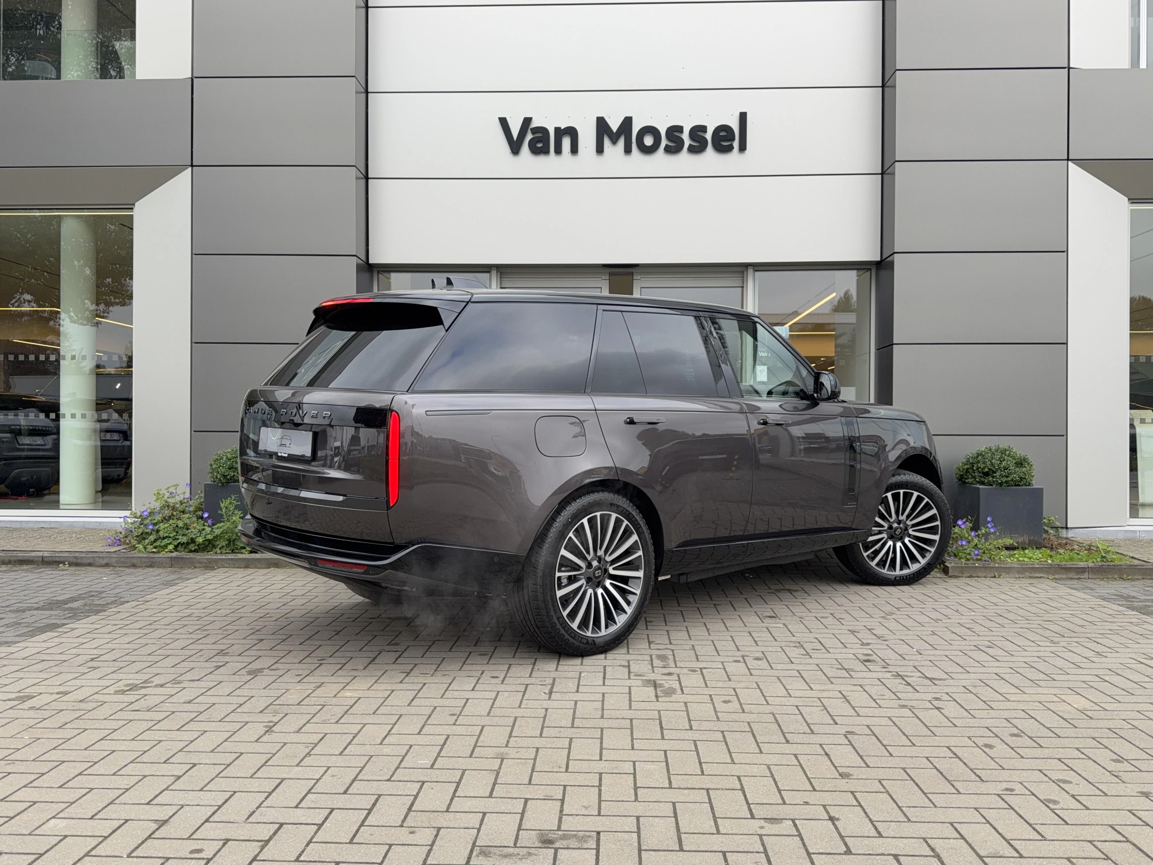 Land Rover-Range Rover-image-4