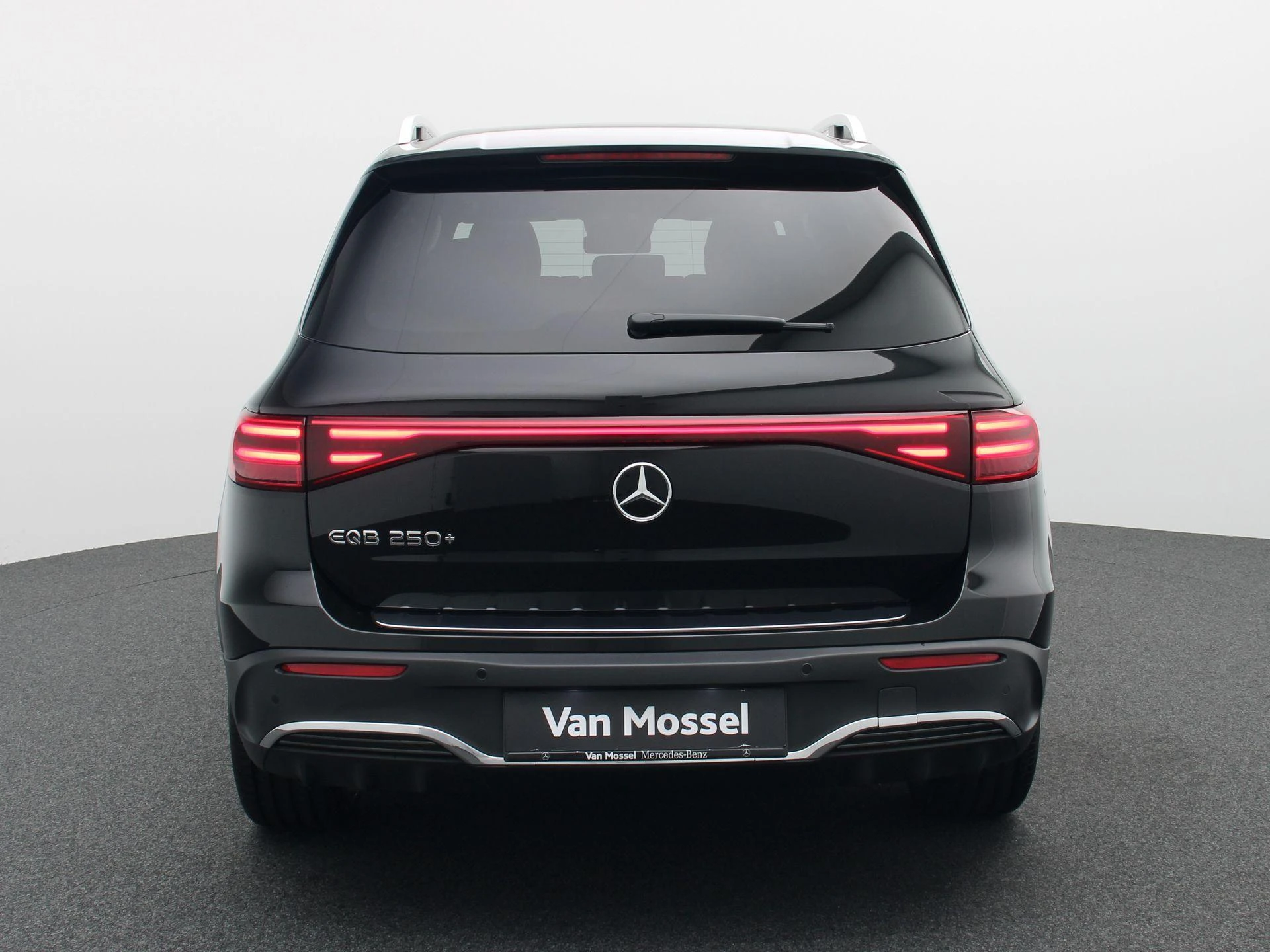 Mercedes-Benz-EQB-image-4
