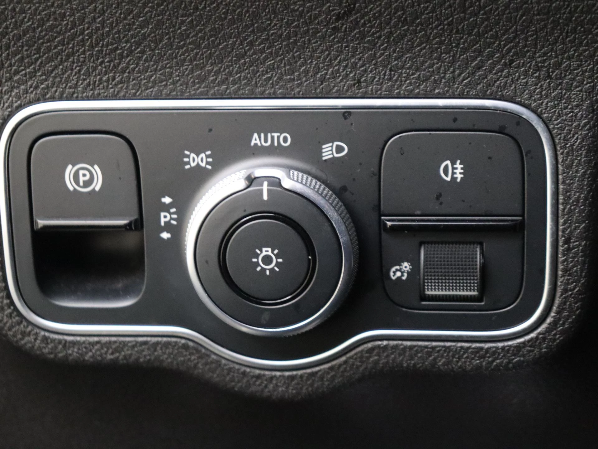 Mercedes-Benz-GLB-image-24