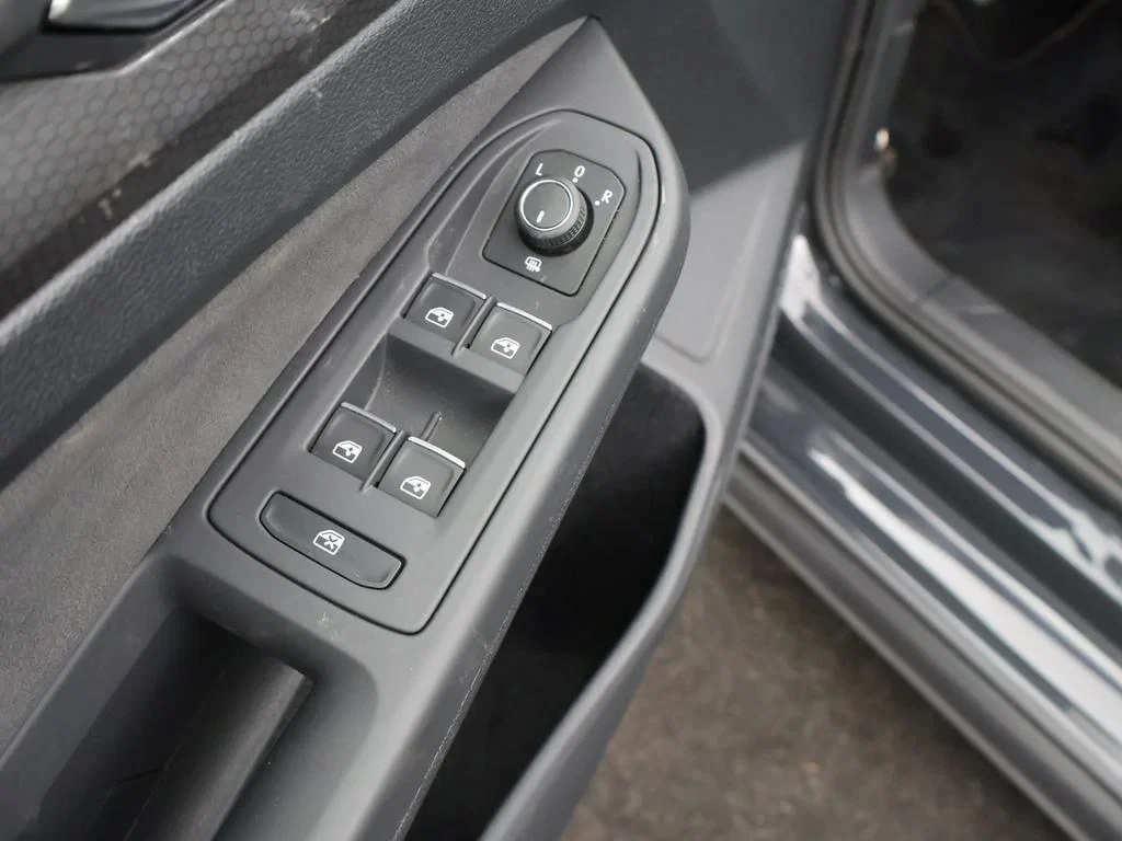 Volkswagen-Golf-image-22